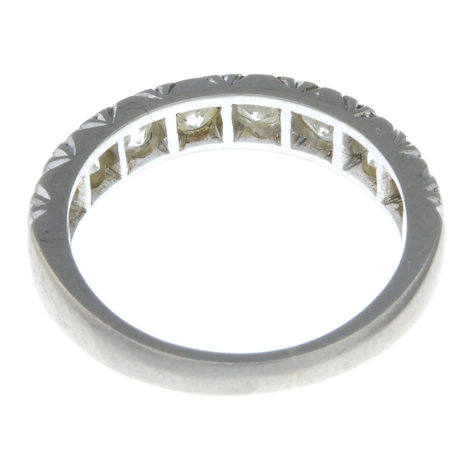 A brilliant-cut diamond half eternity ring. - Bild 3 aus 3