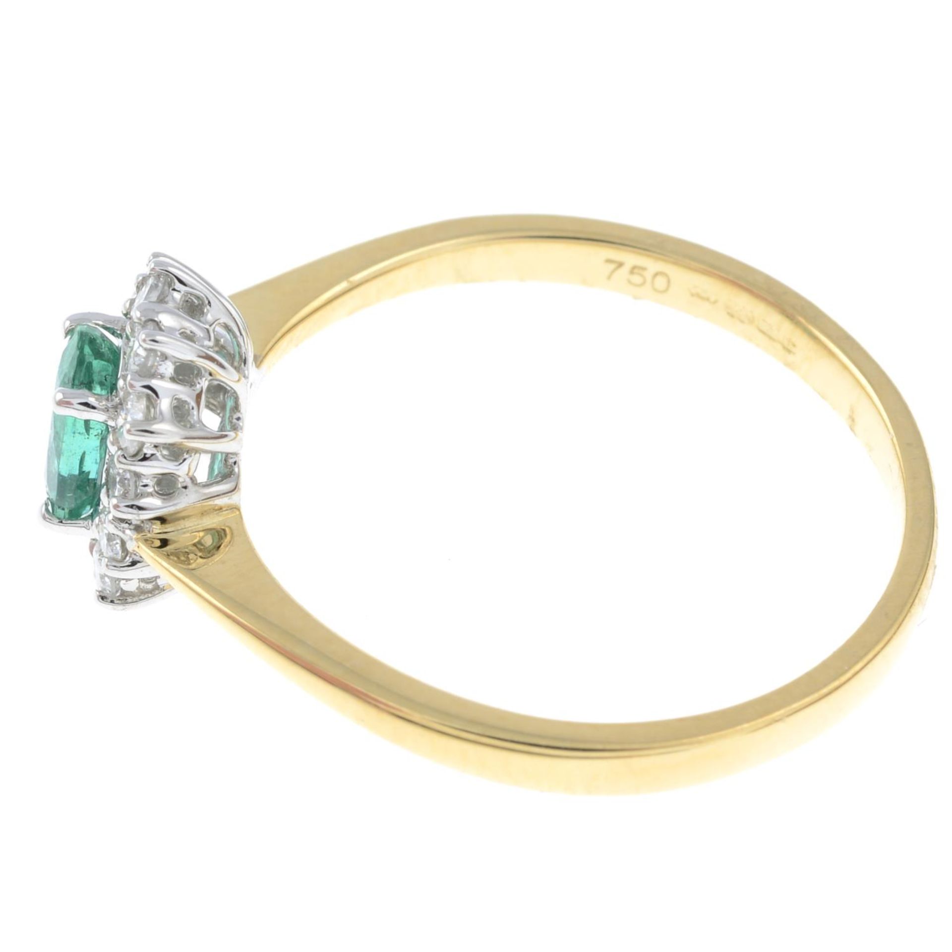 An 18ct gold emerald and diamond cluster ring.Emerald weight 0.40ct. - Bild 2 aus 3