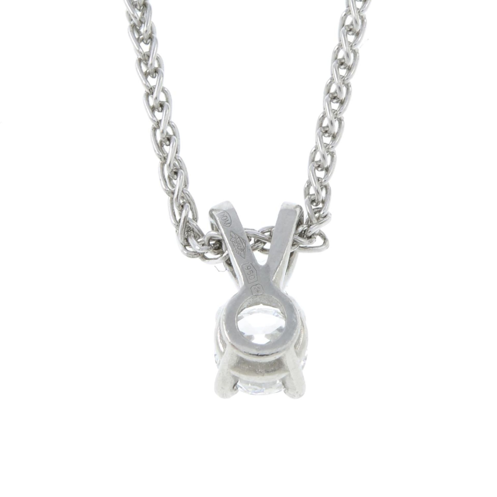 A platinum brilliant-cut diamond pendant, - Bild 2 aus 3