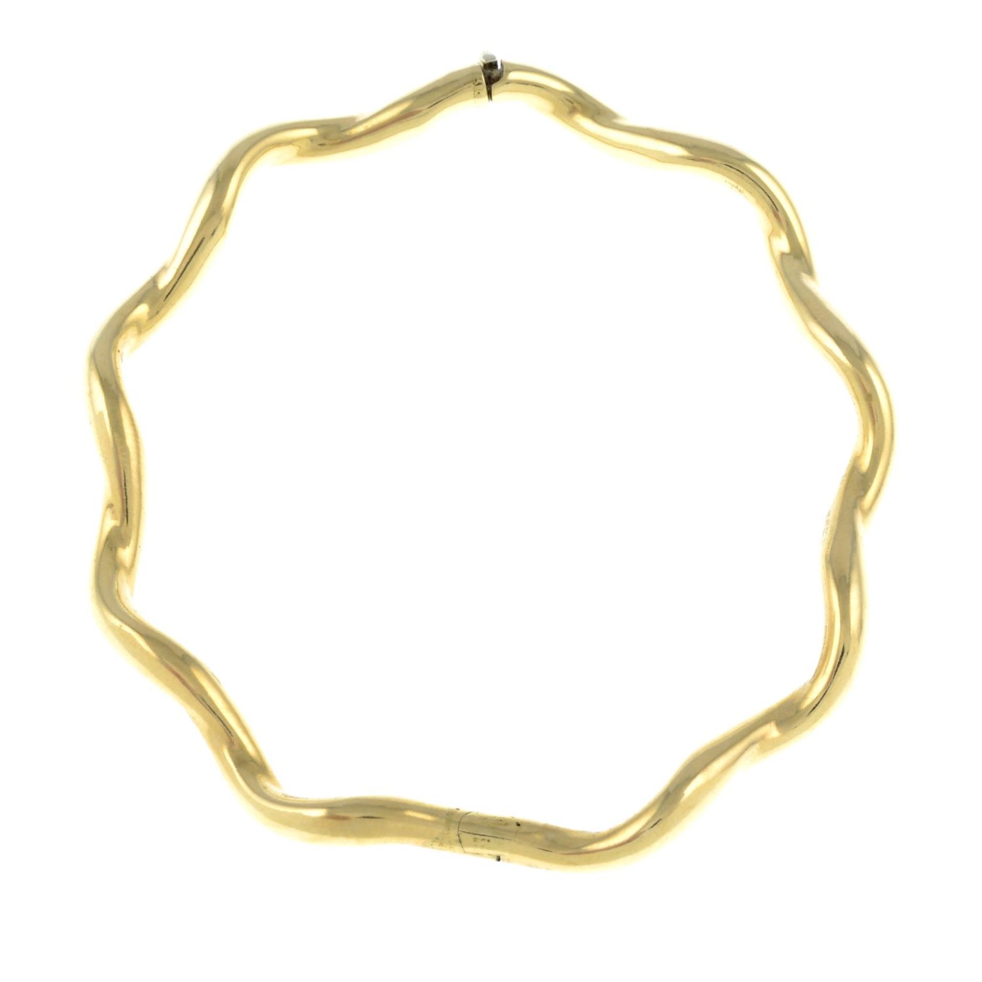 A 9ct gold undulating hinged bangle.Hallmarks for Sheffield, 1999.Inner diameter 6.2cms. - Bild 2 aus 2