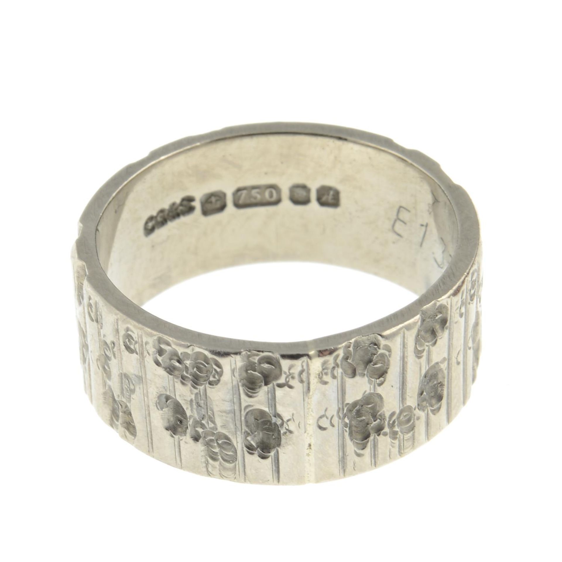 An 18ct gold textured band ring.Hallmarks for London, 1975.Ring size J. - Image 2 of 2