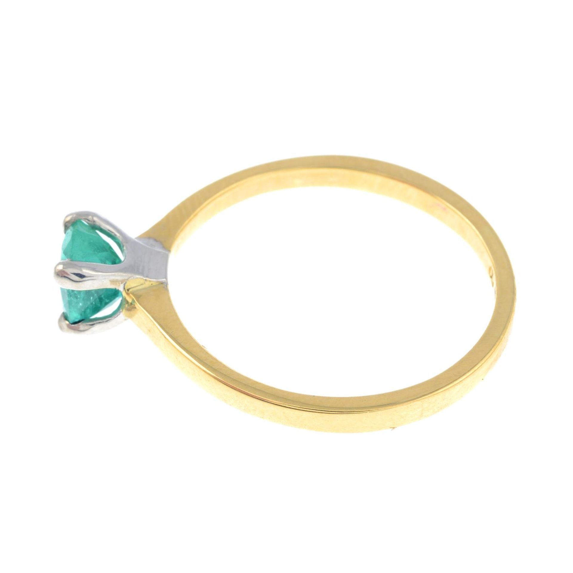 An 18ct gold emerald single-stone ring.Hallmarks for Sheffield, partially indistinct. - Bild 2 aus 3
