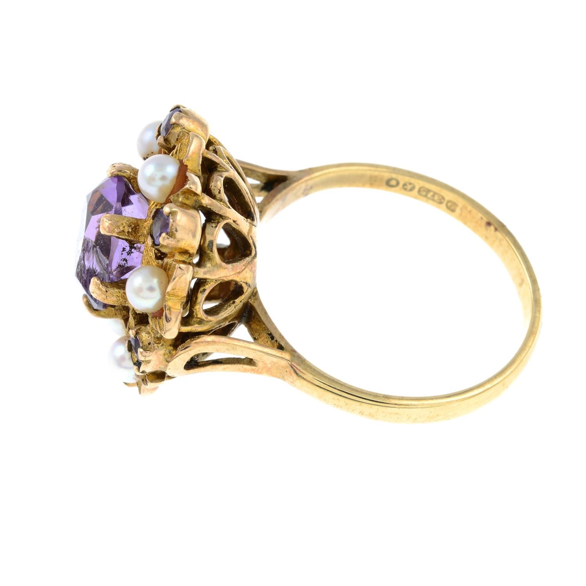 A 1960s 9ct gold amethyst and cultured pearl cluster ring.Hallmarks for London, 1965. - Bild 2 aus 3