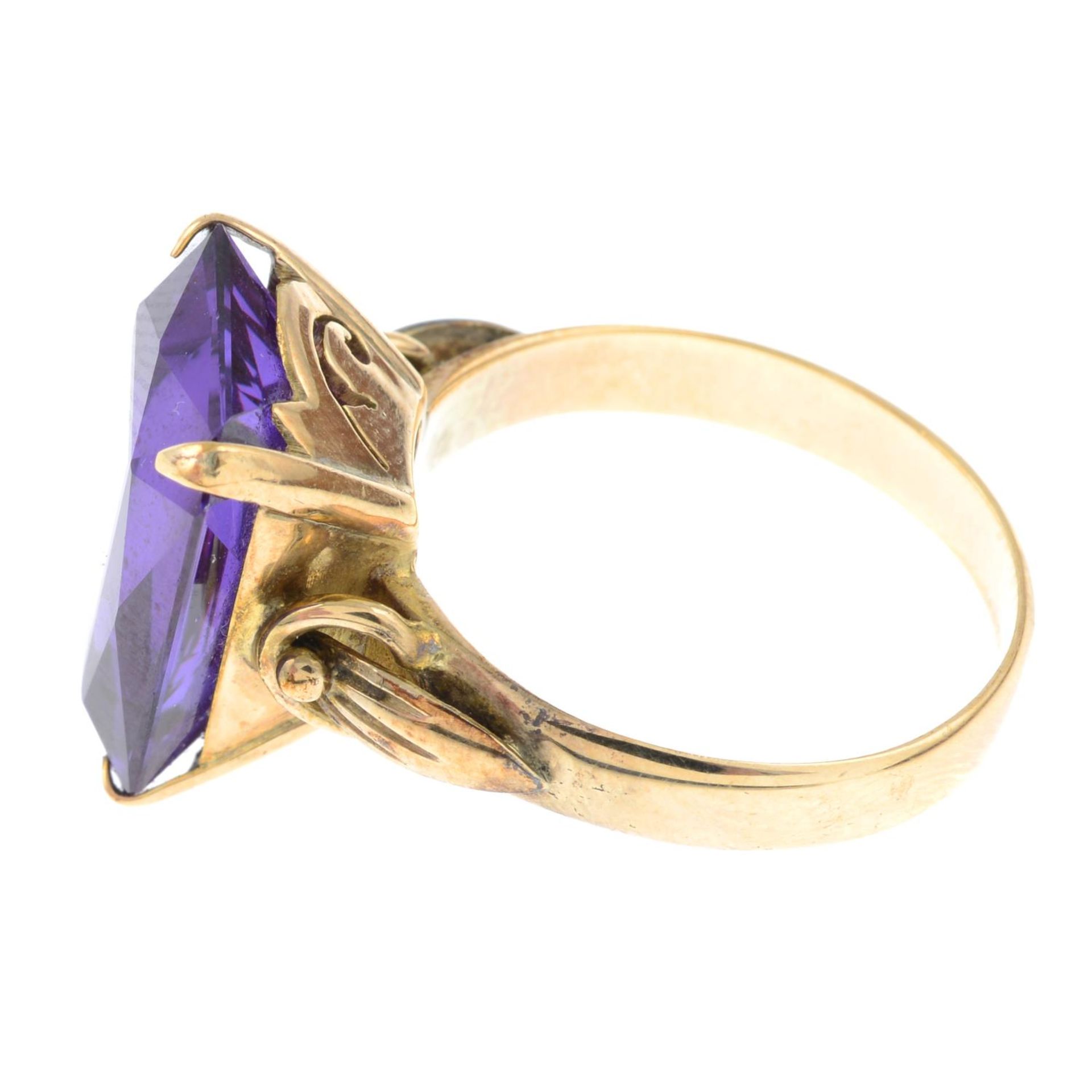 A synthetic colour-change sapphire single-stone ring.Stamped 14K. - Bild 2 aus 3
