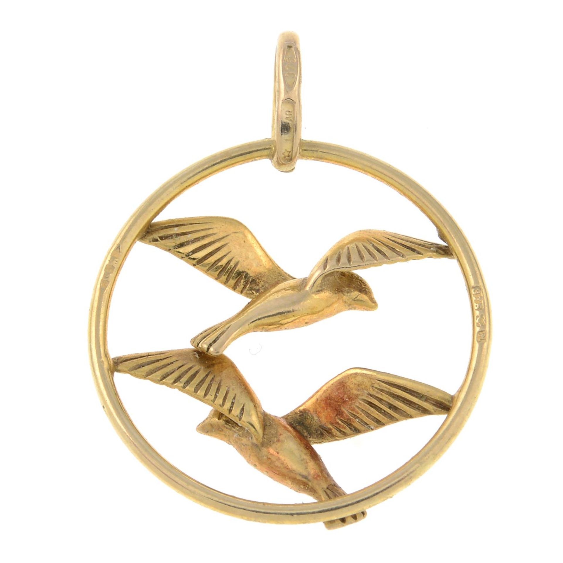 A 9ct gold openwork pendant, designed to depict two birds in flight.Import marks for 9ct gold. - Bild 2 aus 2