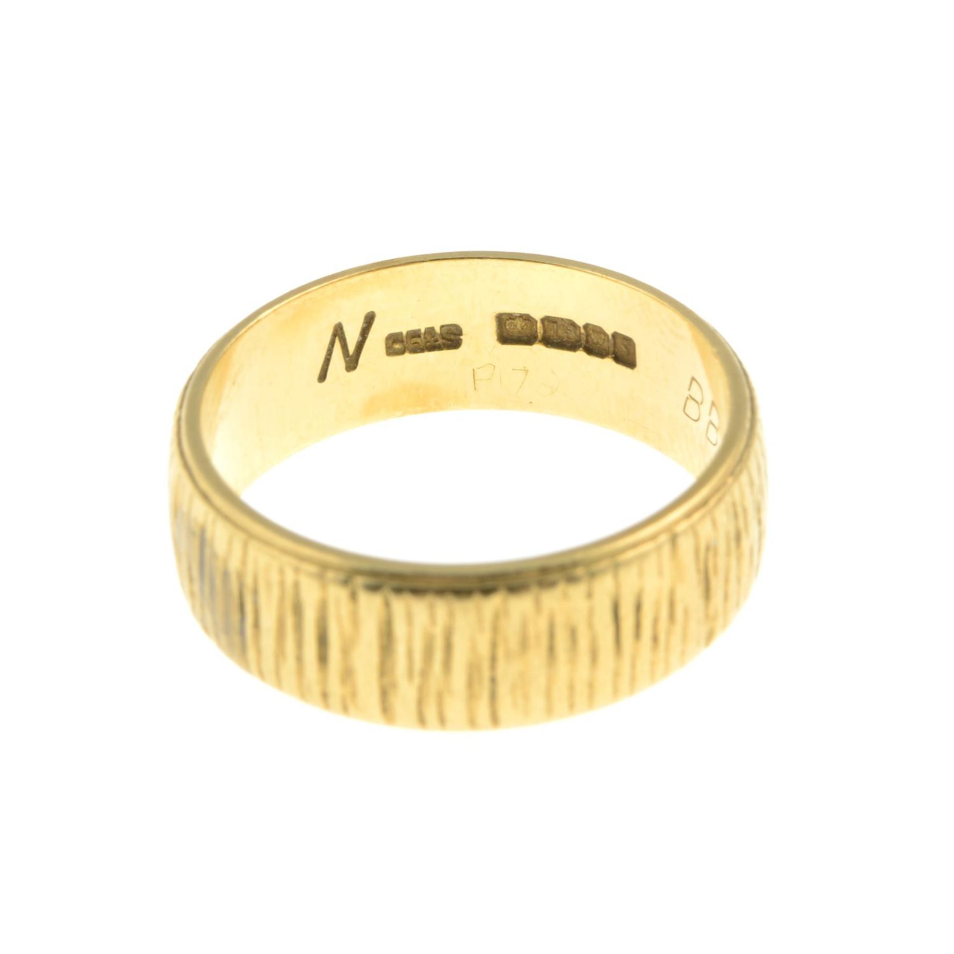 An 18ct gold textured band ring.Hallmarks for London, 1973.Ring size M1/2. - Bild 2 aus 2