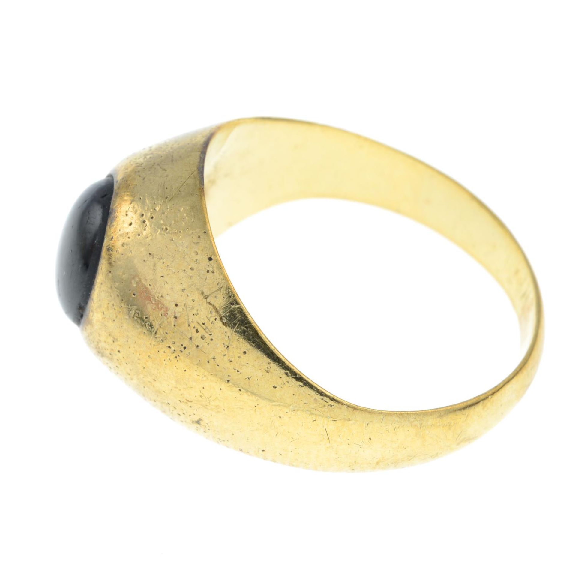 A black star sapphire single-stone ring.Stamped 18K. - Bild 2 aus 3