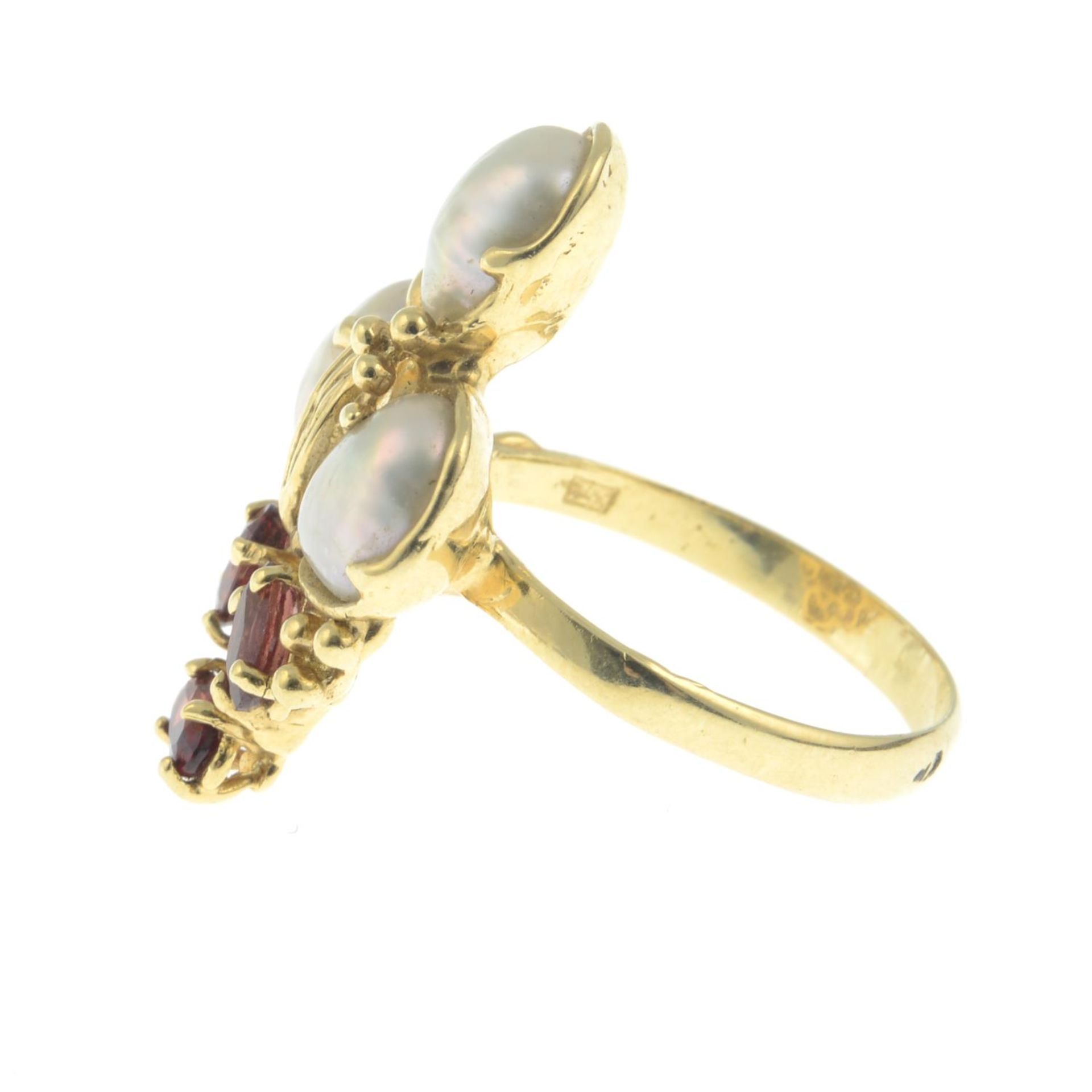 A mother-of-pearl and garnet cluster ring. - Image 2 of 3