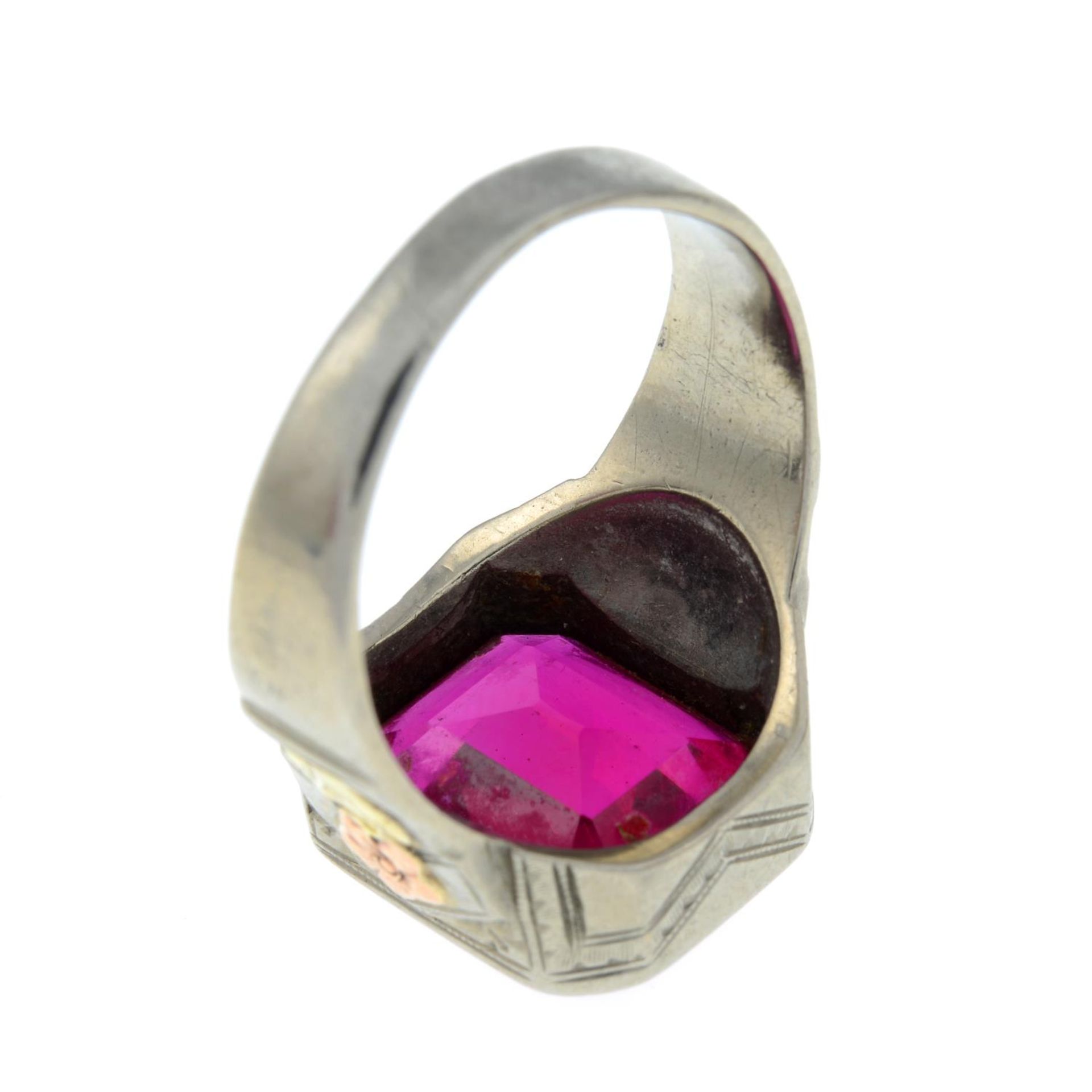 A synthetic ruby tri-colour ring.Stamped 10K. - Bild 4 aus 5