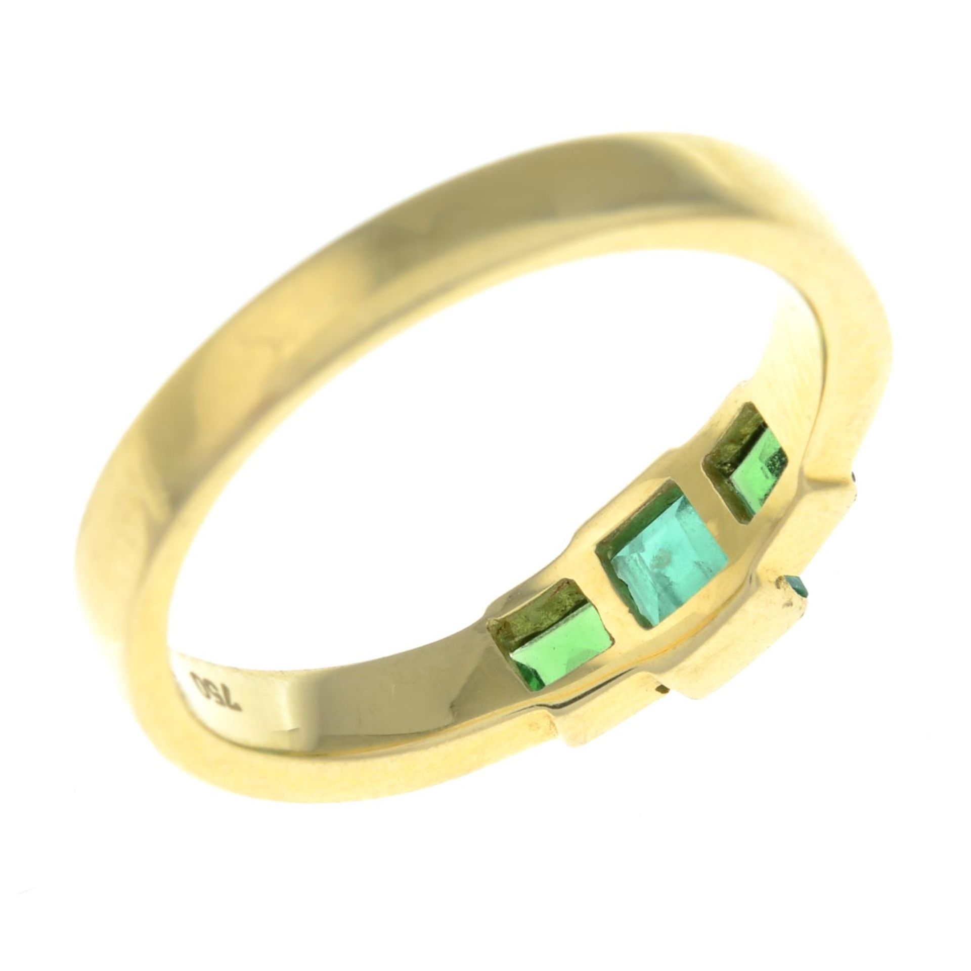 An emerald and green paste three-stone ring.Stamped 750.Ring size M. - Bild 3 aus 3