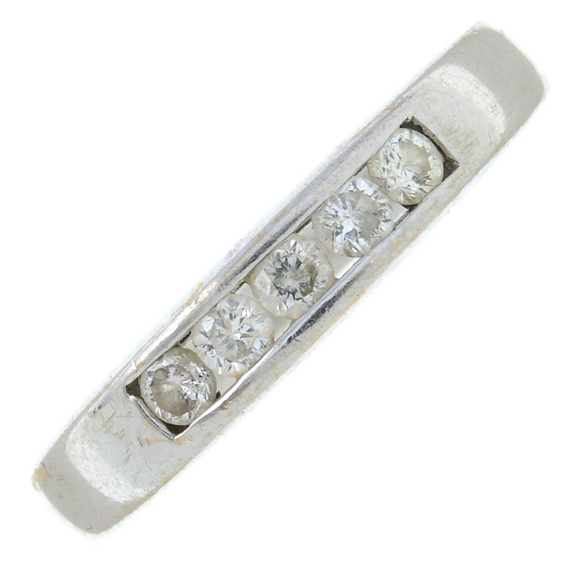 An 18ct gold diamond five-stone ring.Estimated total diamond weight 0.25ct.