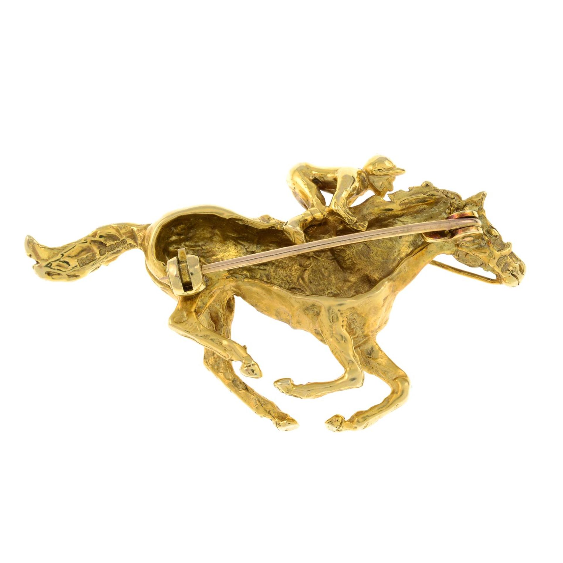 A 9ct gold jockey and horse brooch.Hallmarks for London, 2001.Length 4.9cms. - Bild 2 aus 3