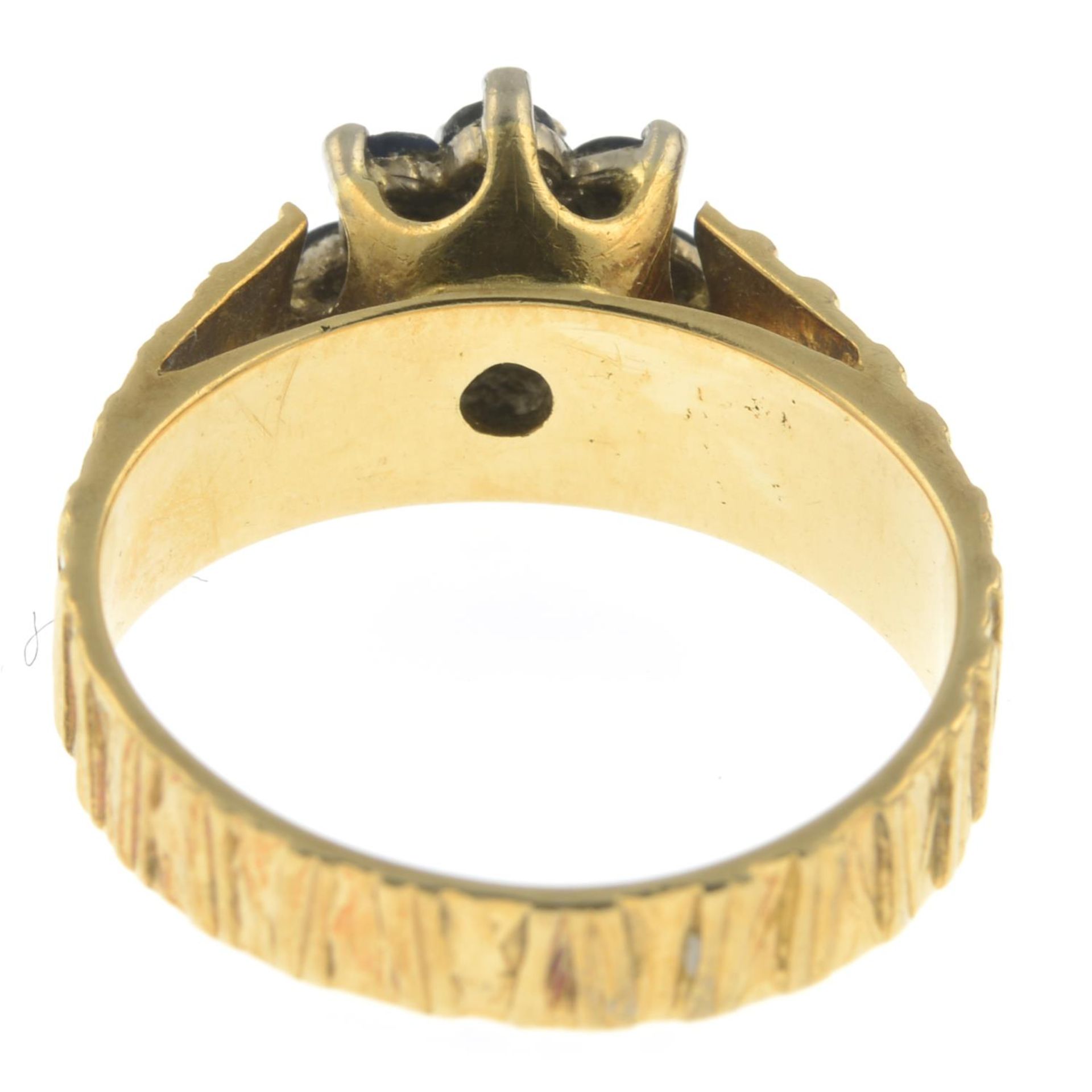 An 18ct gold sapphire and diamond cluster ring.Hallmarks for Birmingham, 1969.Ring size J. - Bild 2 aus 2