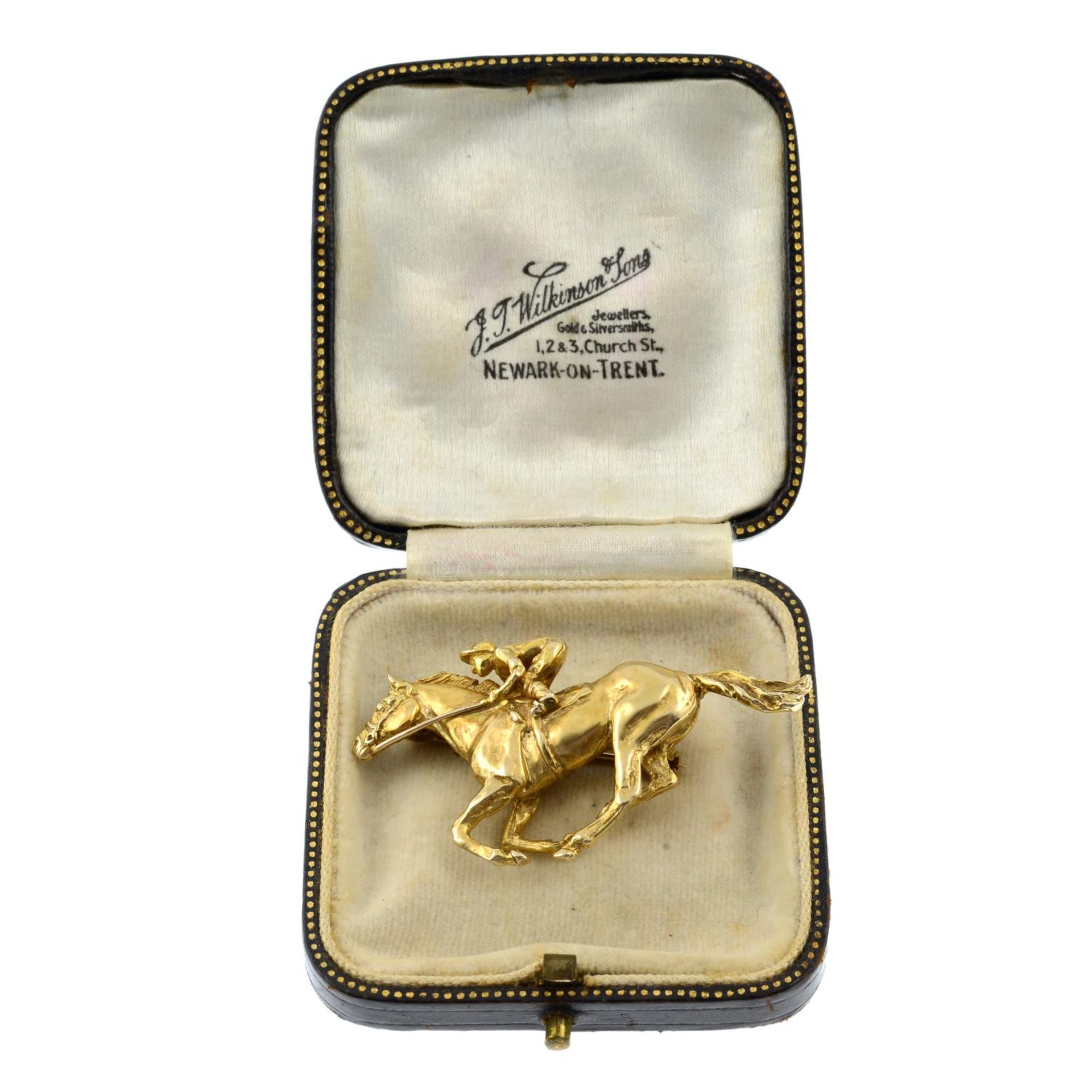 A 9ct gold jockey and horse brooch.Hallmarks for London, 2001.Length 4.9cms. - Bild 3 aus 3