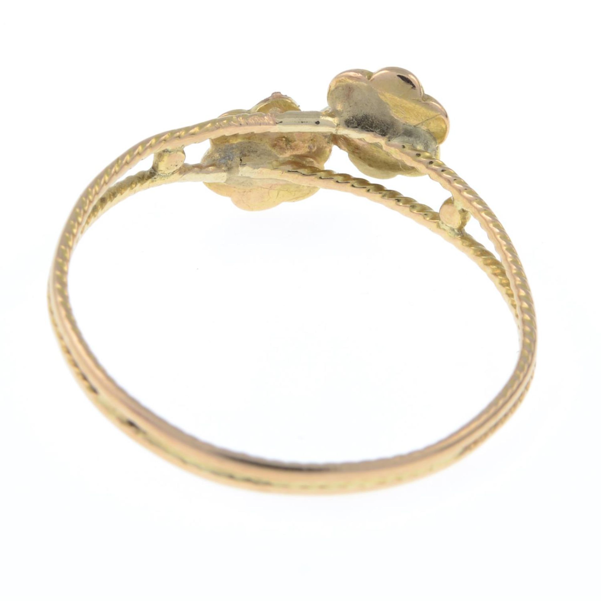 A split pearl and gem-set floral dress ring.Ring size P. - Bild 3 aus 3