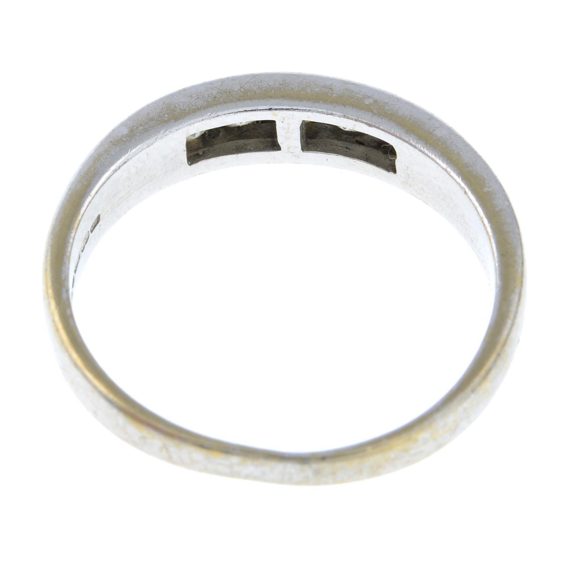 An 18ct gold diamond five-stone ring.Estimated total diamond weight 0.25ct. - Bild 2 aus 2