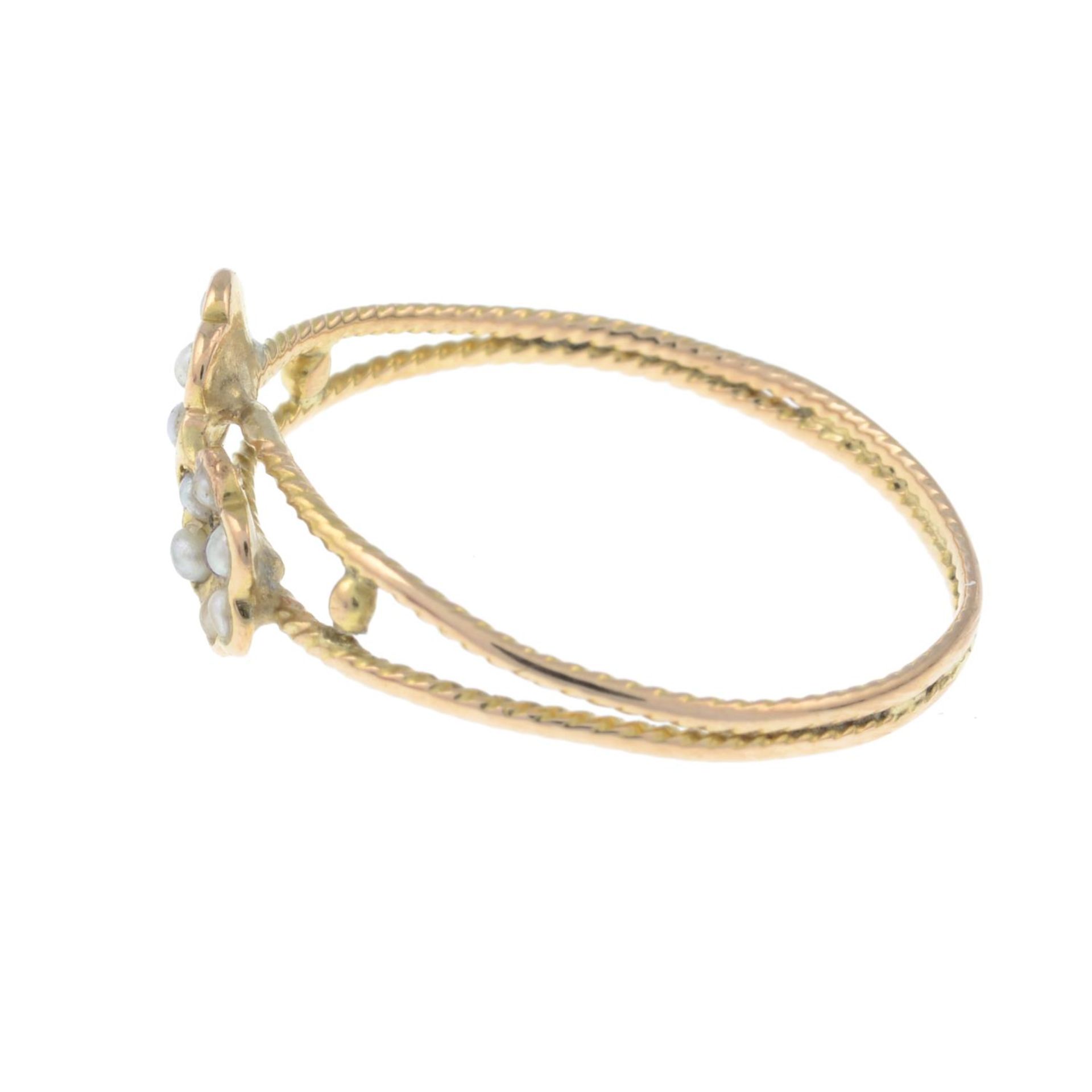 A split pearl and gem-set floral dress ring.Ring size P. - Bild 2 aus 3