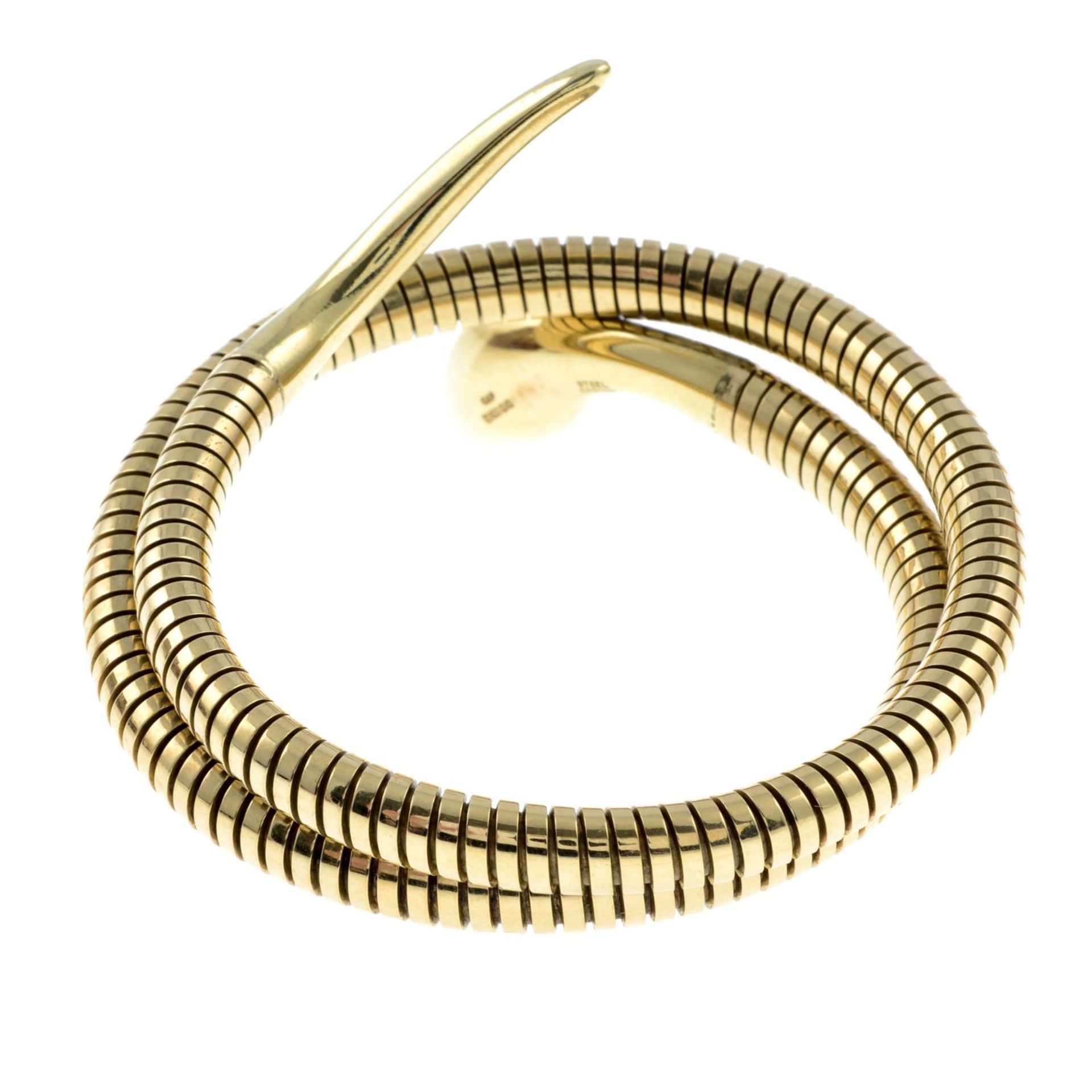 A 1950s 9ct gold coiled snake bangle, - Bild 2 aus 3