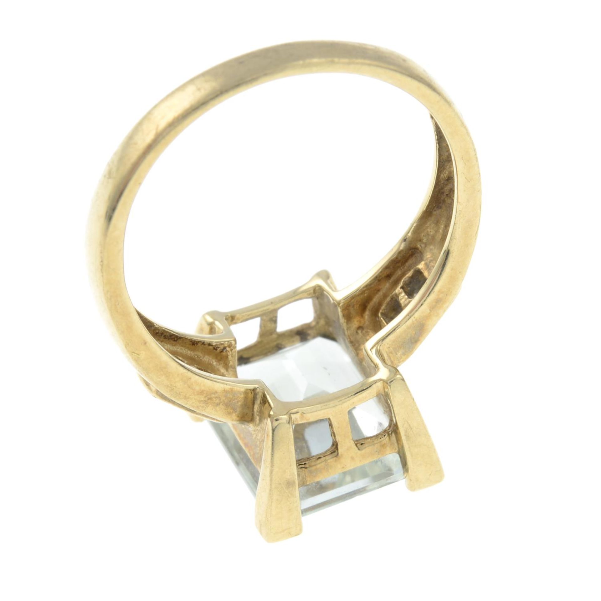 A 9ct gold aquamarine and brilliant-cut diamond dress ring.Aquamarine calculated weight 4.32cts, - Bild 3 aus 3