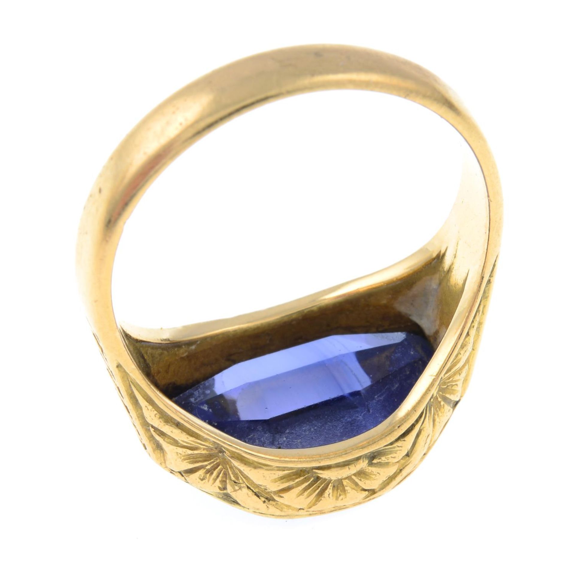 A synthetic sapphire dress ring, with embossed gallery.Ring size P. - Bild 3 aus 3