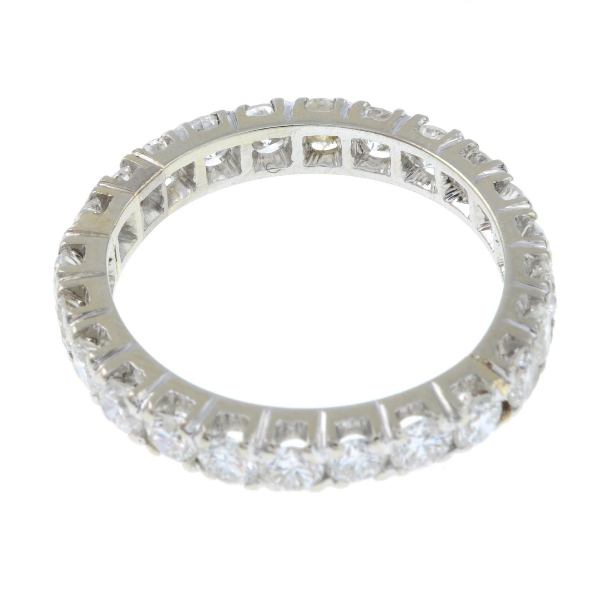 A brilliant-cut diamond full eternity ring.Estimated total diamond weight 1.60cts, - Bild 2 aus 2