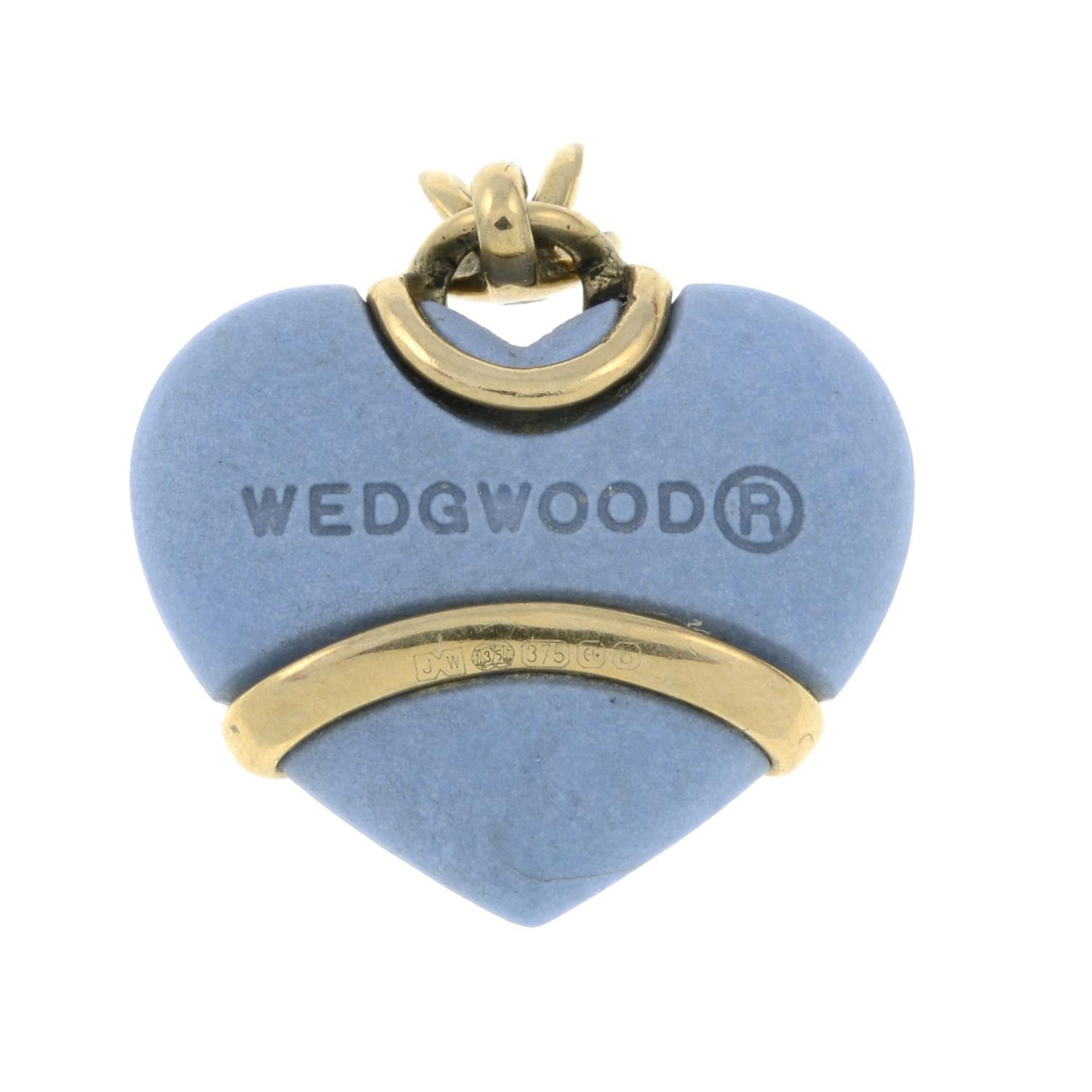 A 9ct gold ceramic and diamond heart pendant, by Wedgwood.Signed Wedgwood. - Bild 2 aus 2