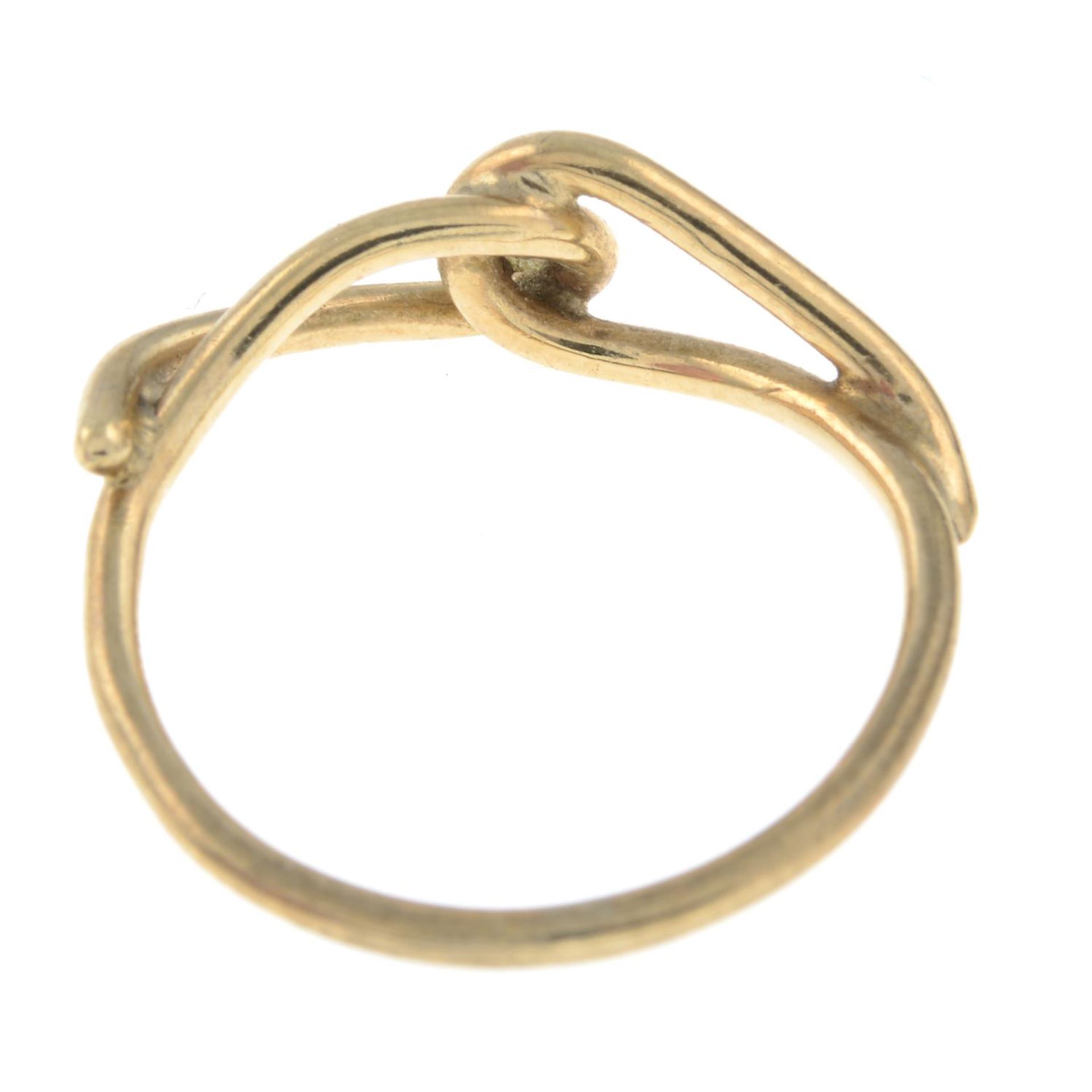 A 9ct gold diamond ring, with openwork shoulders.Hallmarks for 9ct gold. - Bild 3 aus 3