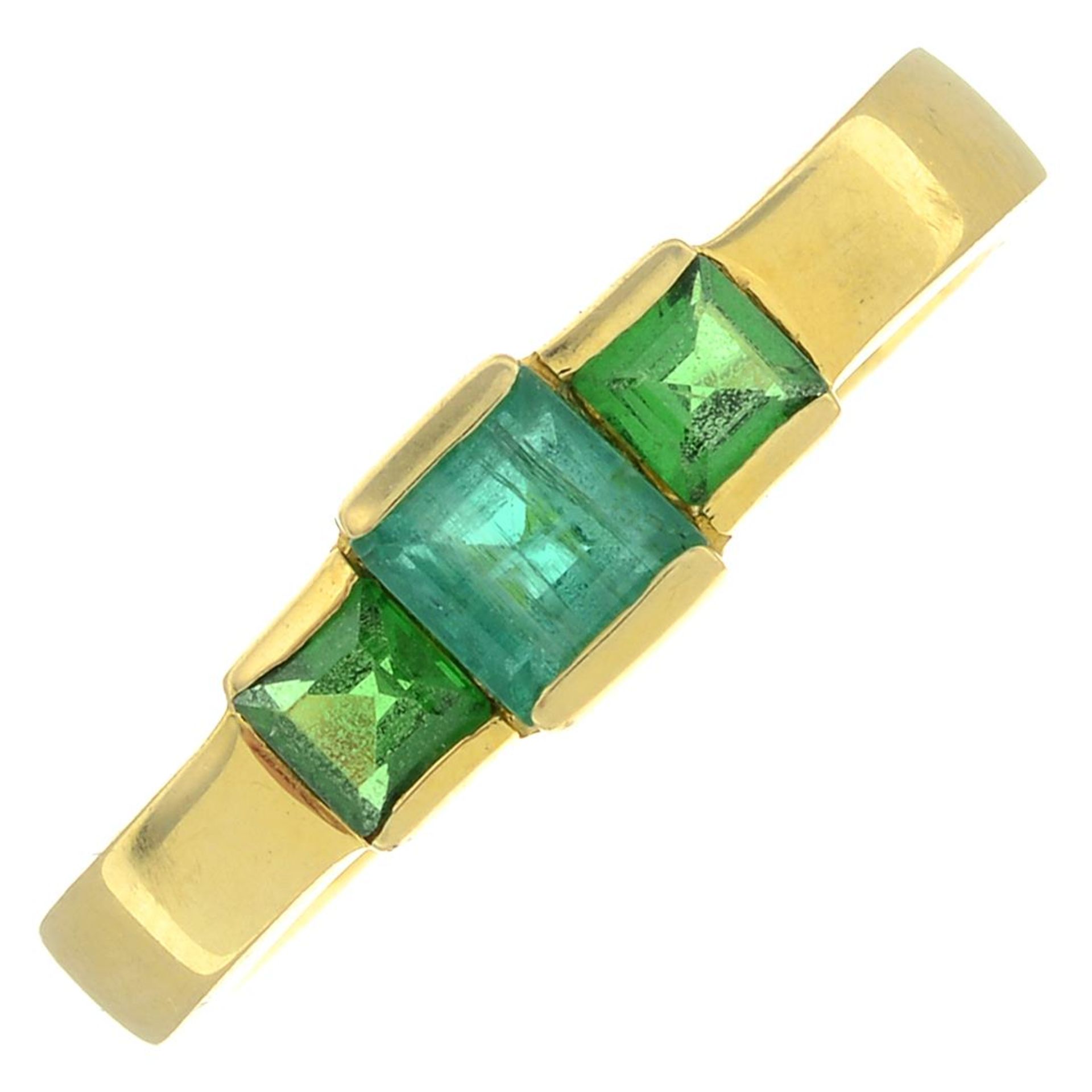 An emerald and green paste three-stone ring.Stamped 750.Ring size M.