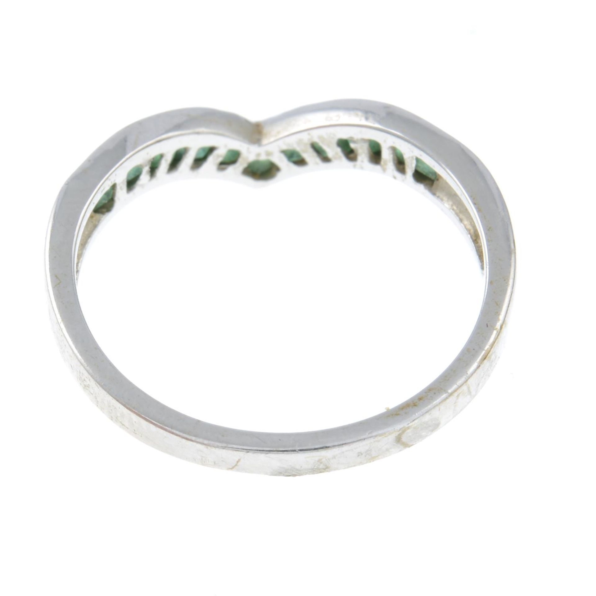 An emerald chevron ring.Stamped 585.Ring size L1/2. - Image 3 of 3