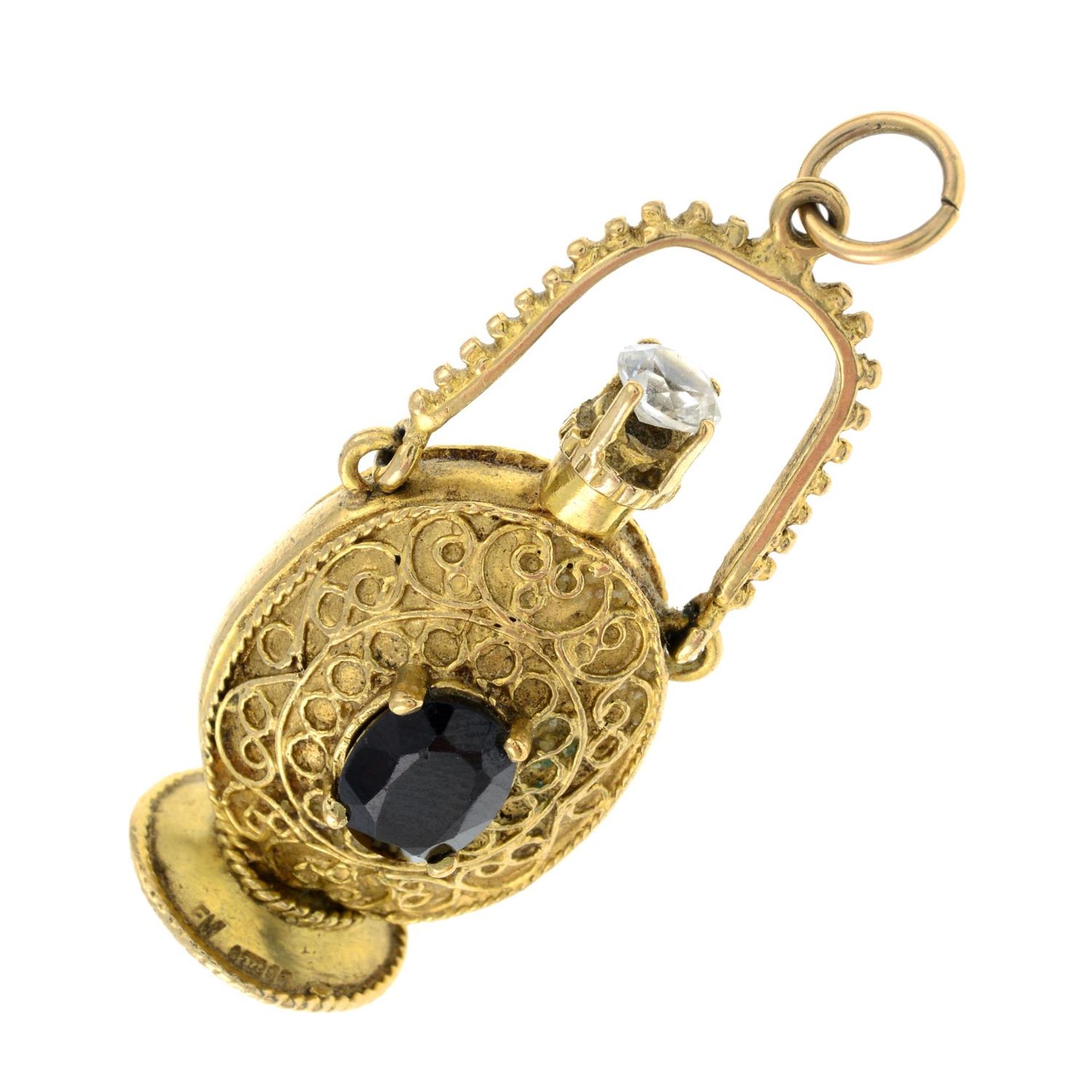 A bottle pendant, with garnet and colourless gem accent.Length 5.2cms. - Bild 2 aus 2