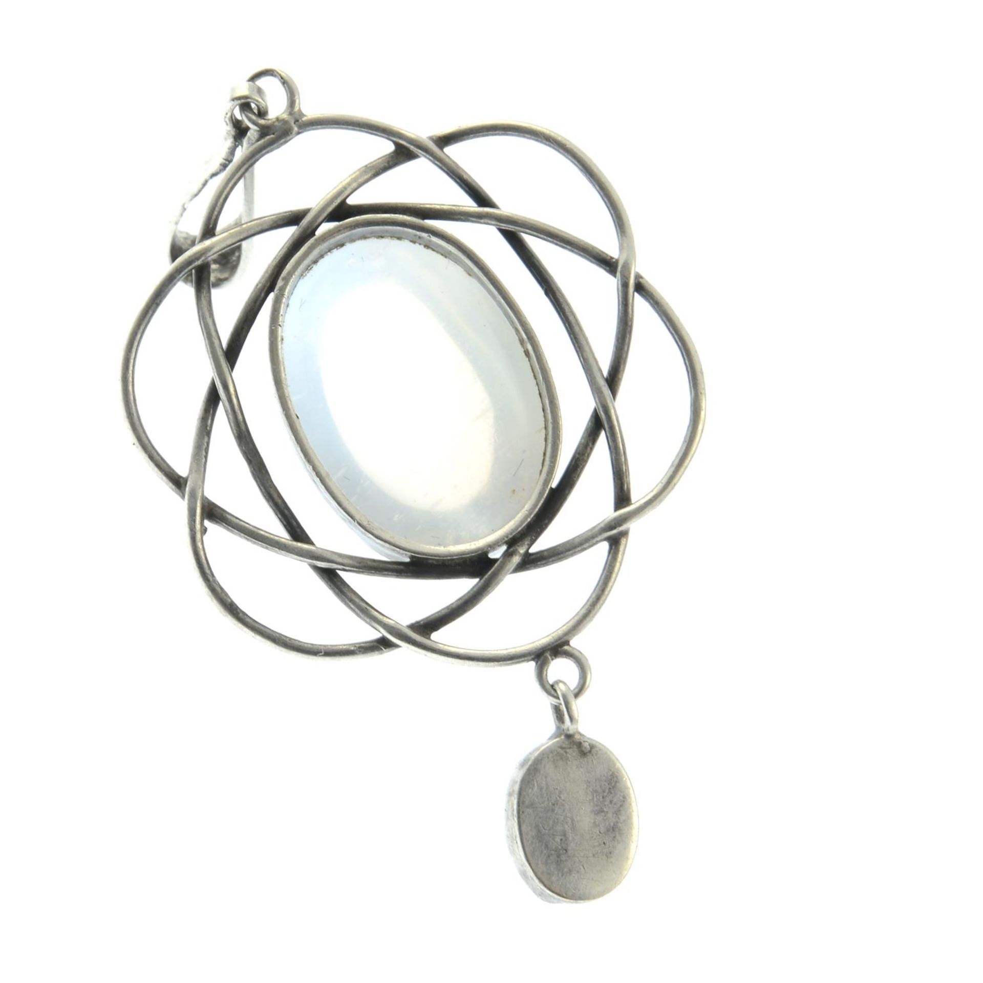 An Arts and Crafts silver moonstone and mother-of-pearl pendant, by Liberty & Co.Length 4.5cms. - Bild 2 aus 2