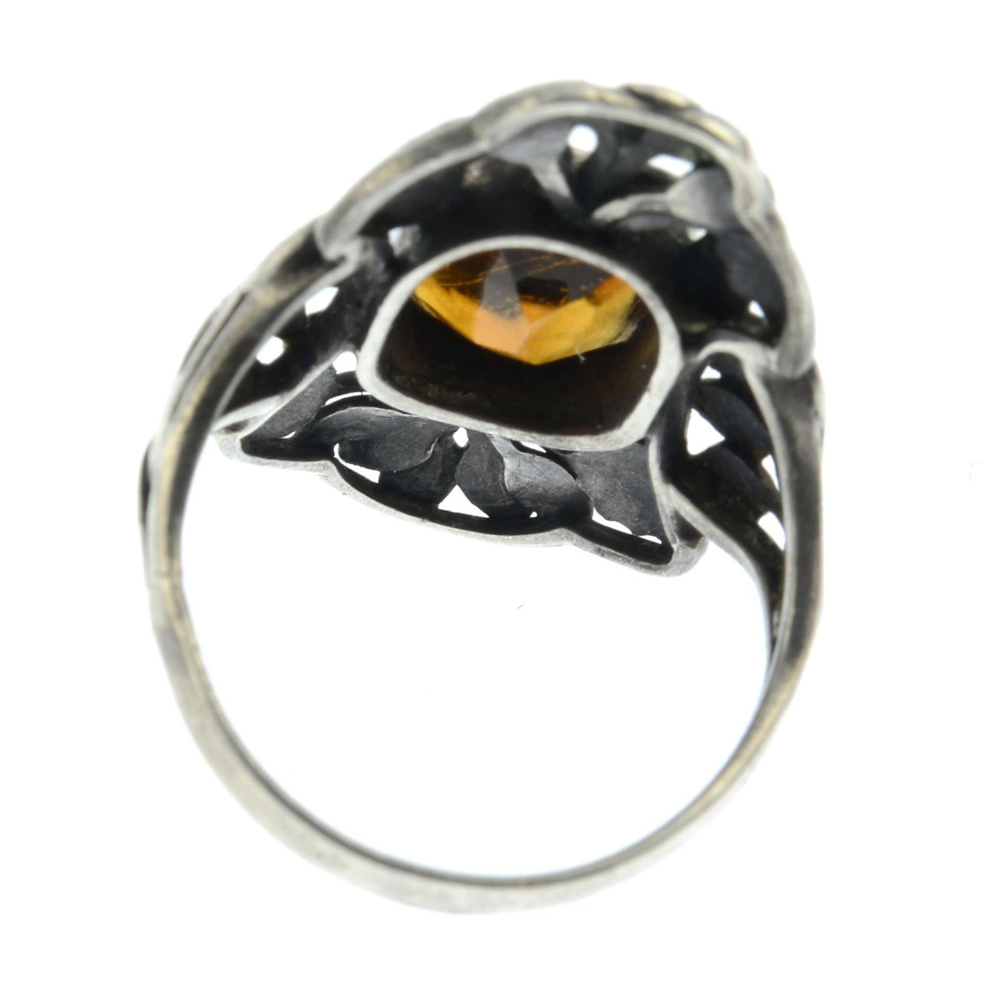 An Arts and Crafts silver citrine ring, attributed to Bernard Instone.Stamped silver.Ring size K. - Bild 3 aus 3