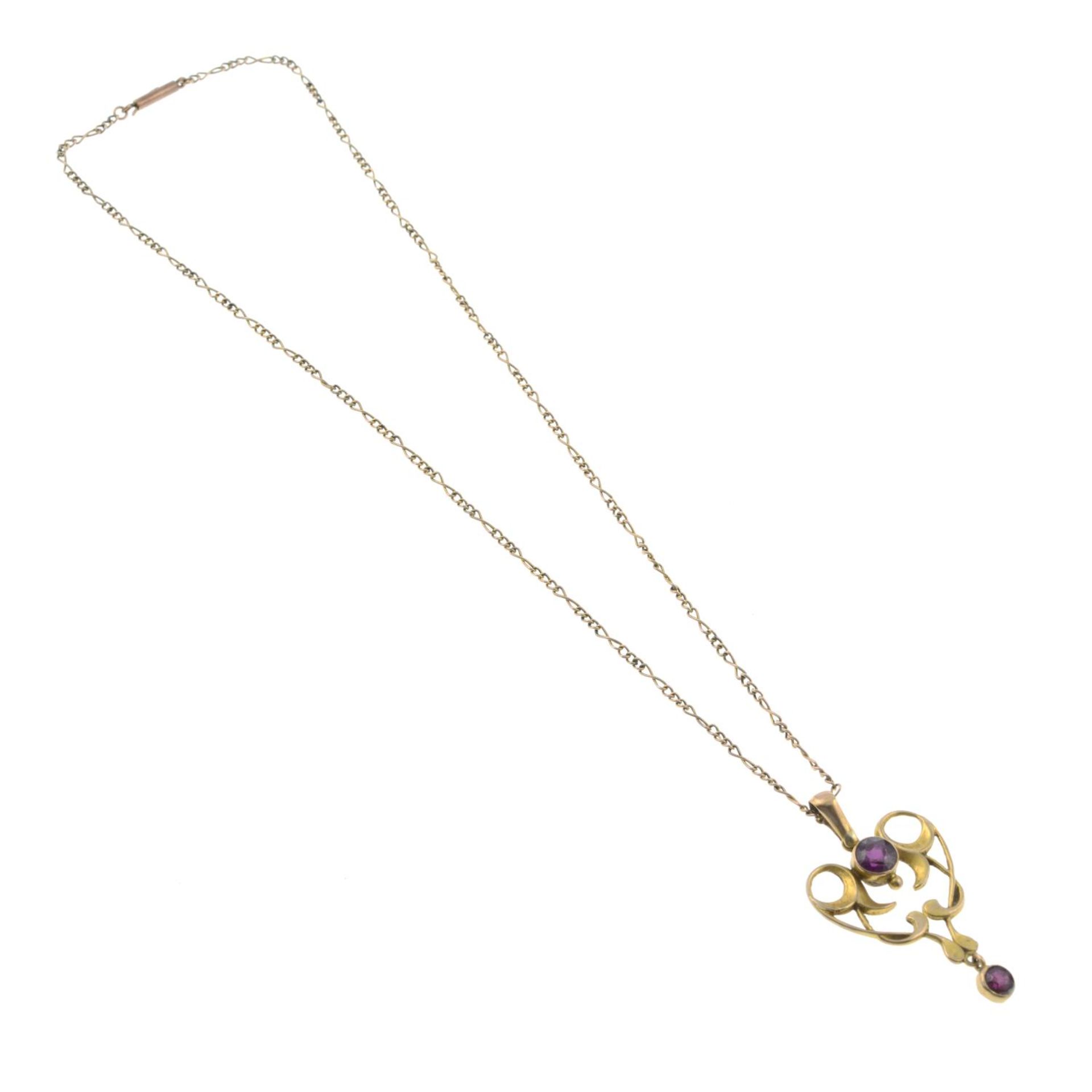 An Edwardian 9ct gold amethyst openwork pendant, - Bild 3 aus 3