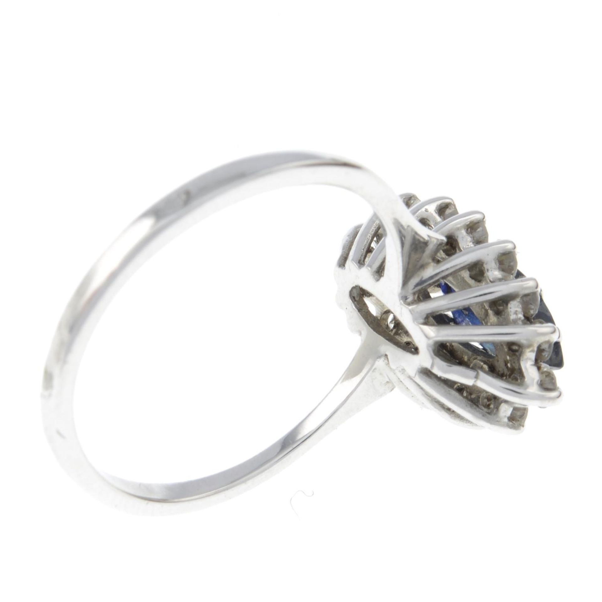 A sapphire and brilliant-cut diamond cluster ring.Estimated total diamond weight 0.40ct.Ring size - Bild 3 aus 3