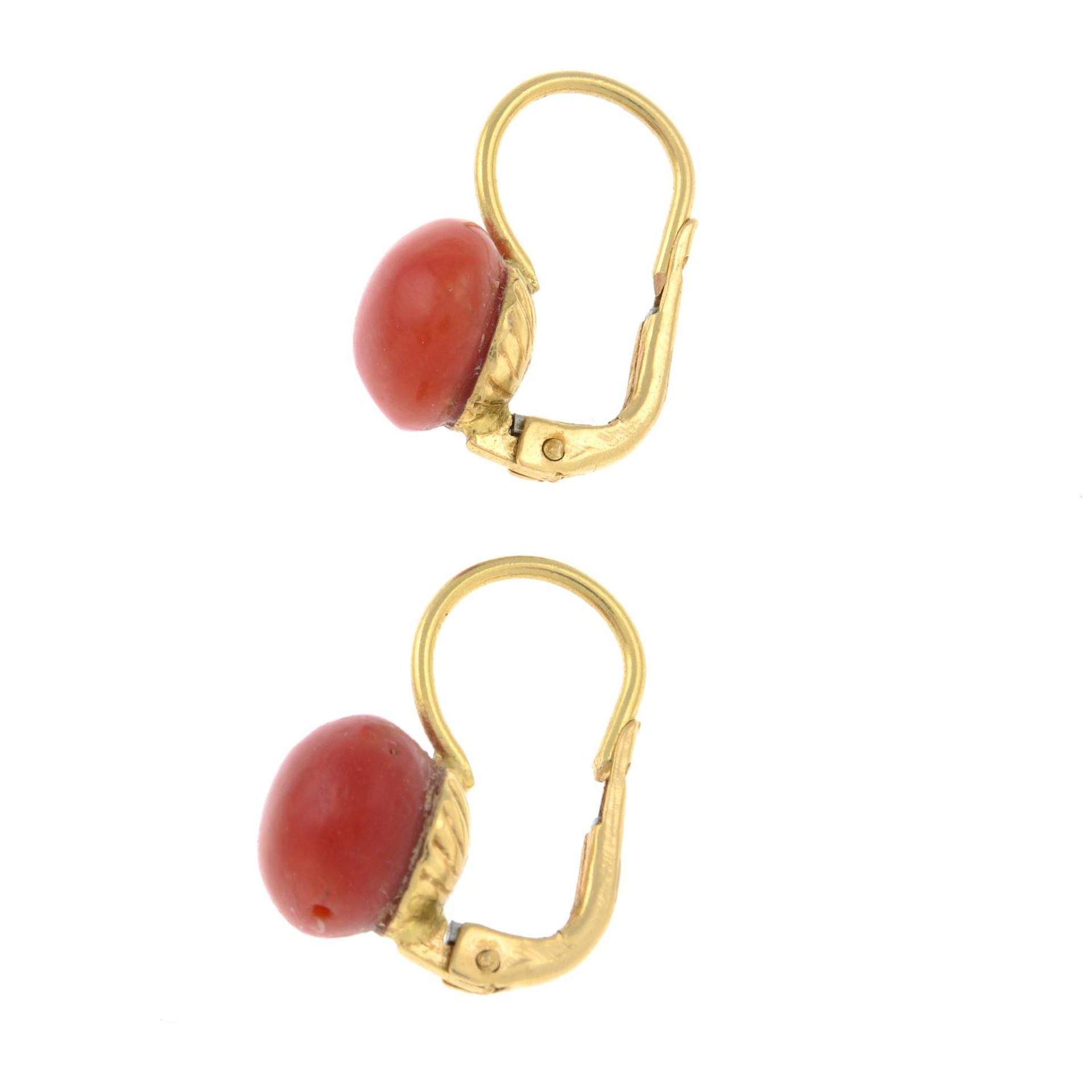 A pair of coral earrings.Stamped 750. - Bild 2 aus 2
