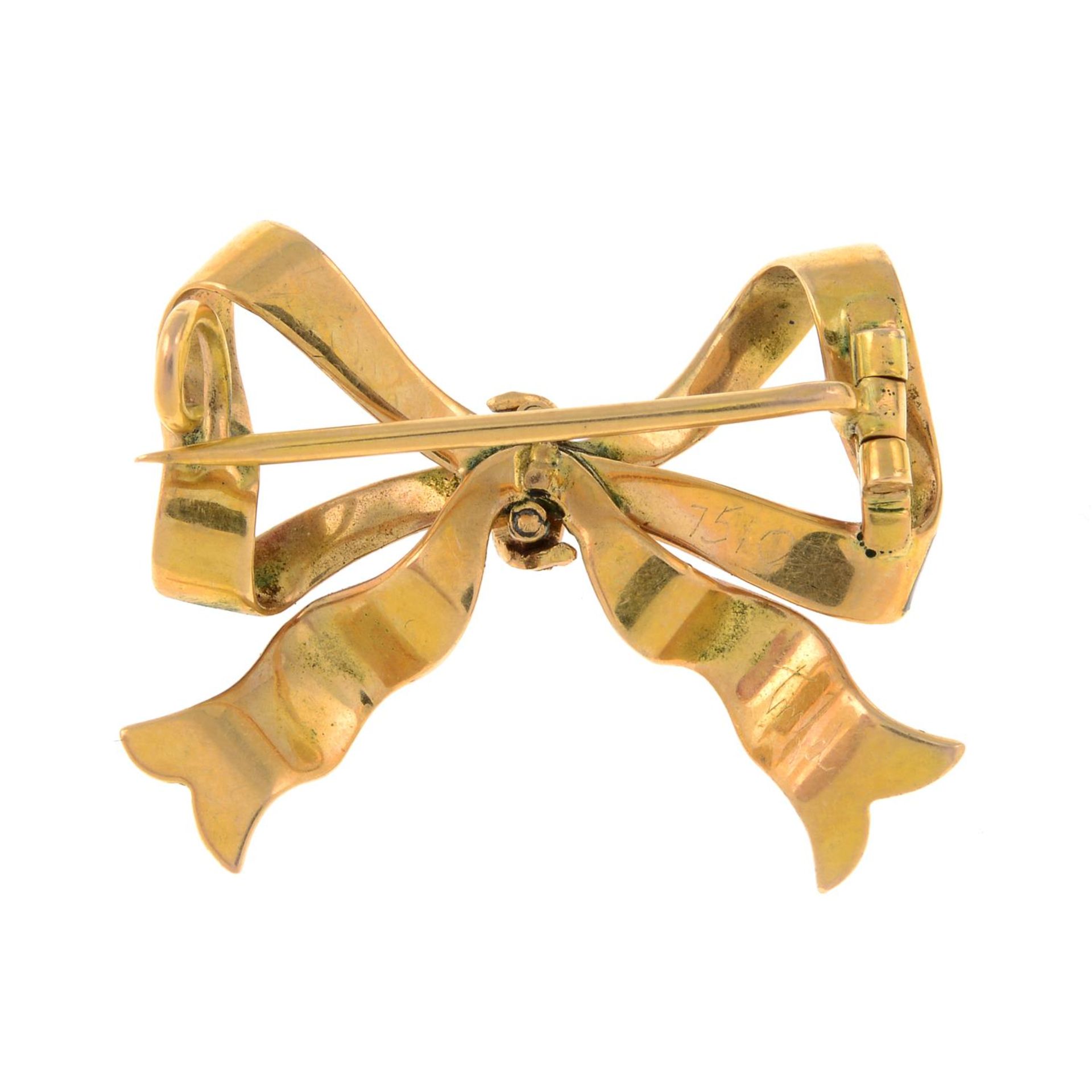An early 20th century gold split pearl and red enamel bow brooch.Length 2.6cms. - Bild 2 aus 2
