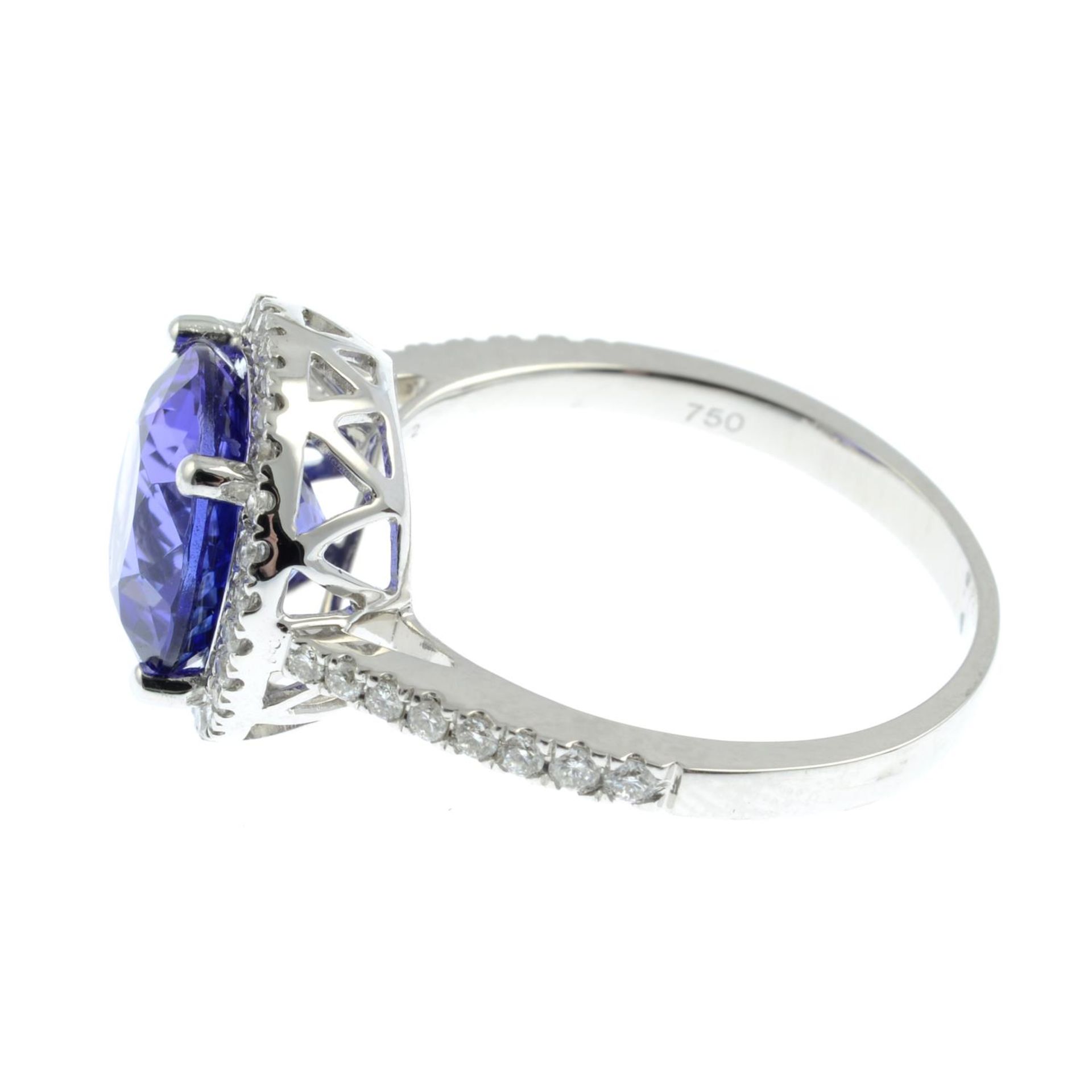 An 18ct gold tanzanite and brilliant-cut diamond cluster ring.Tanzanite weight 3.60cts.Total - Bild 3 aus 3