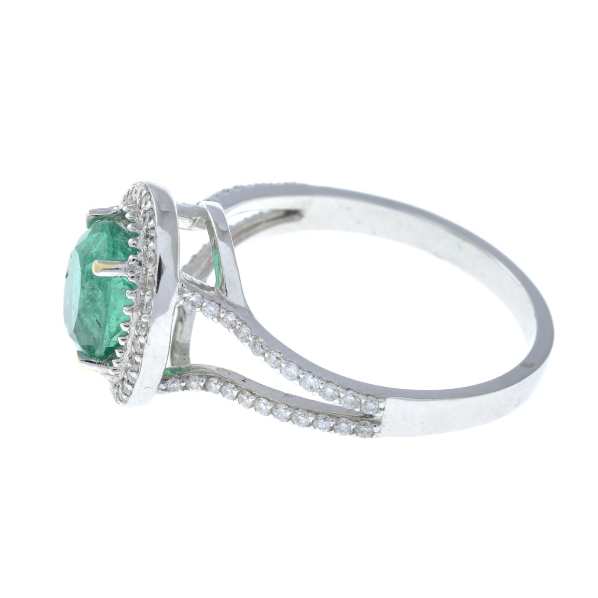 An emerald and brilliant-cut diamond cluster ring.Emerald calculated weight 1, - Bild 2 aus 3