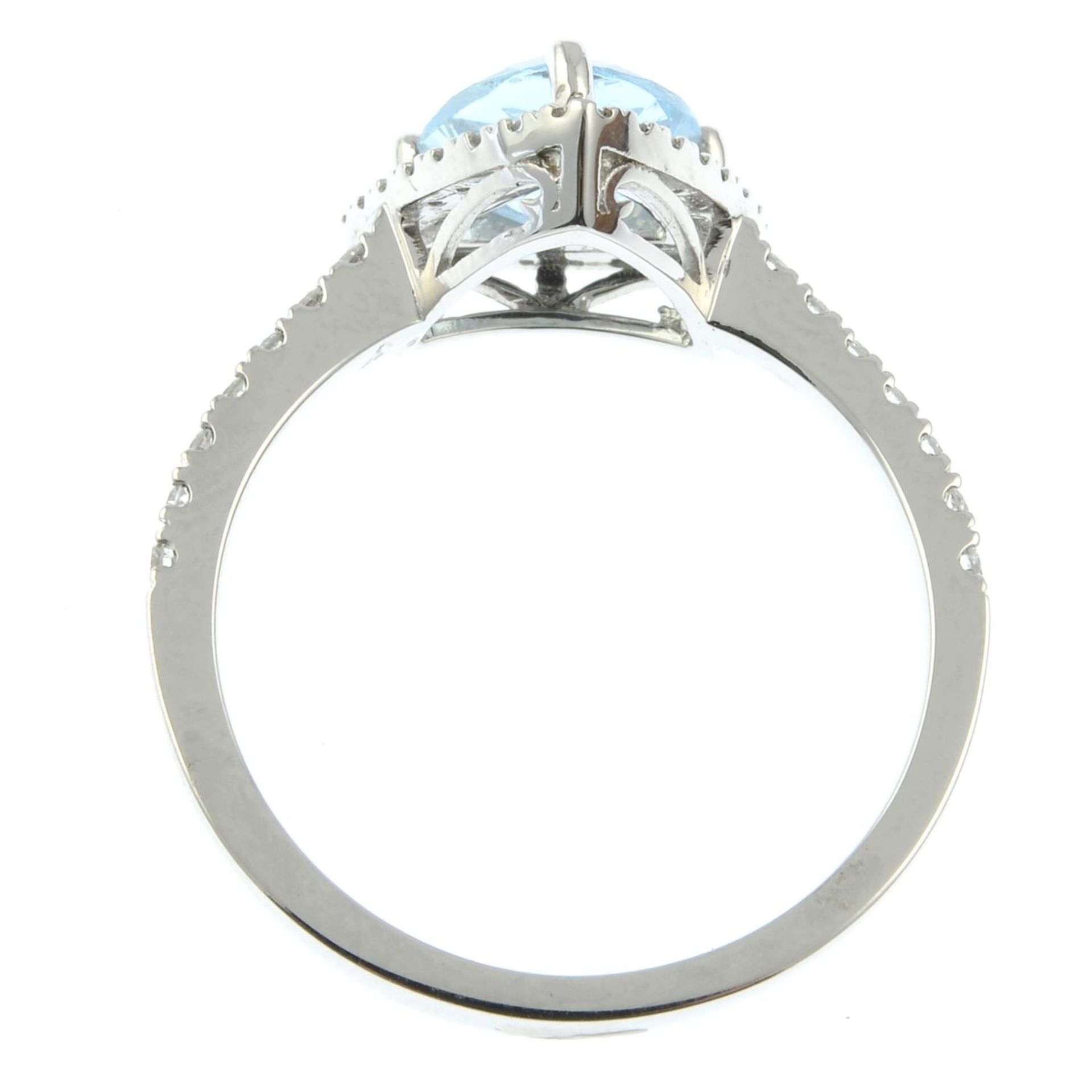 An 18ct gold aquamarine and brilliant-cut diamond cluster ring.Total diamond weight - Bild 4 aus 4