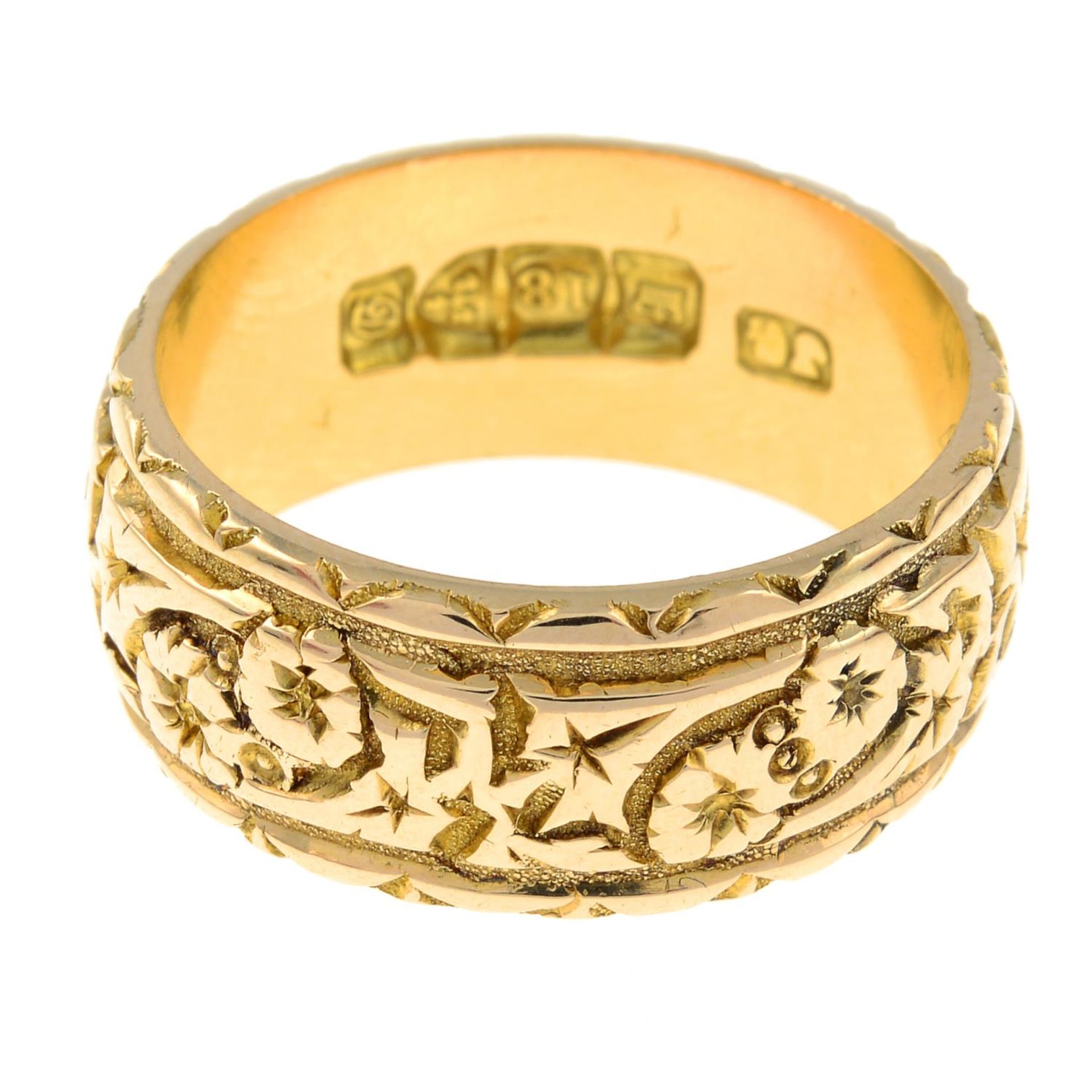 An Edwardian 18ct gold band ring.Hallmarks for Chester, 1904.Ring size P. - Bild 2 aus 3