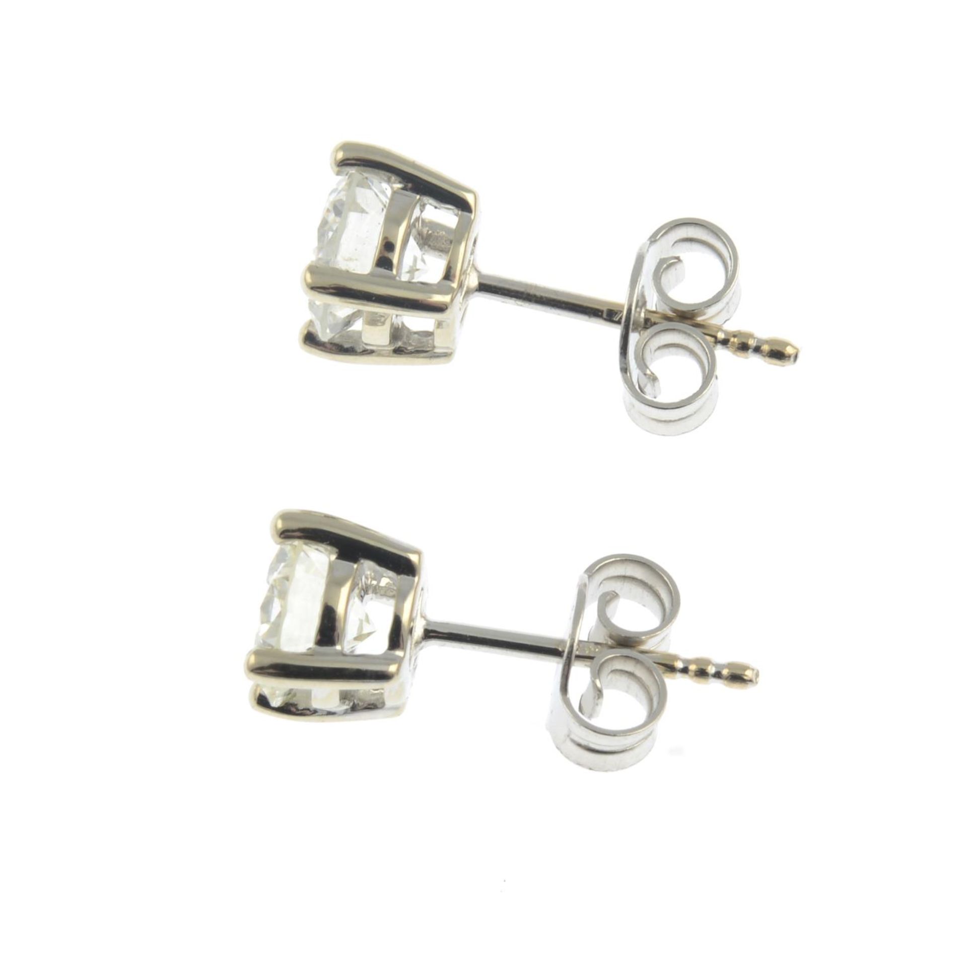 A pair of brilliant-cut diamond stud earrings. - Bild 2 aus 2