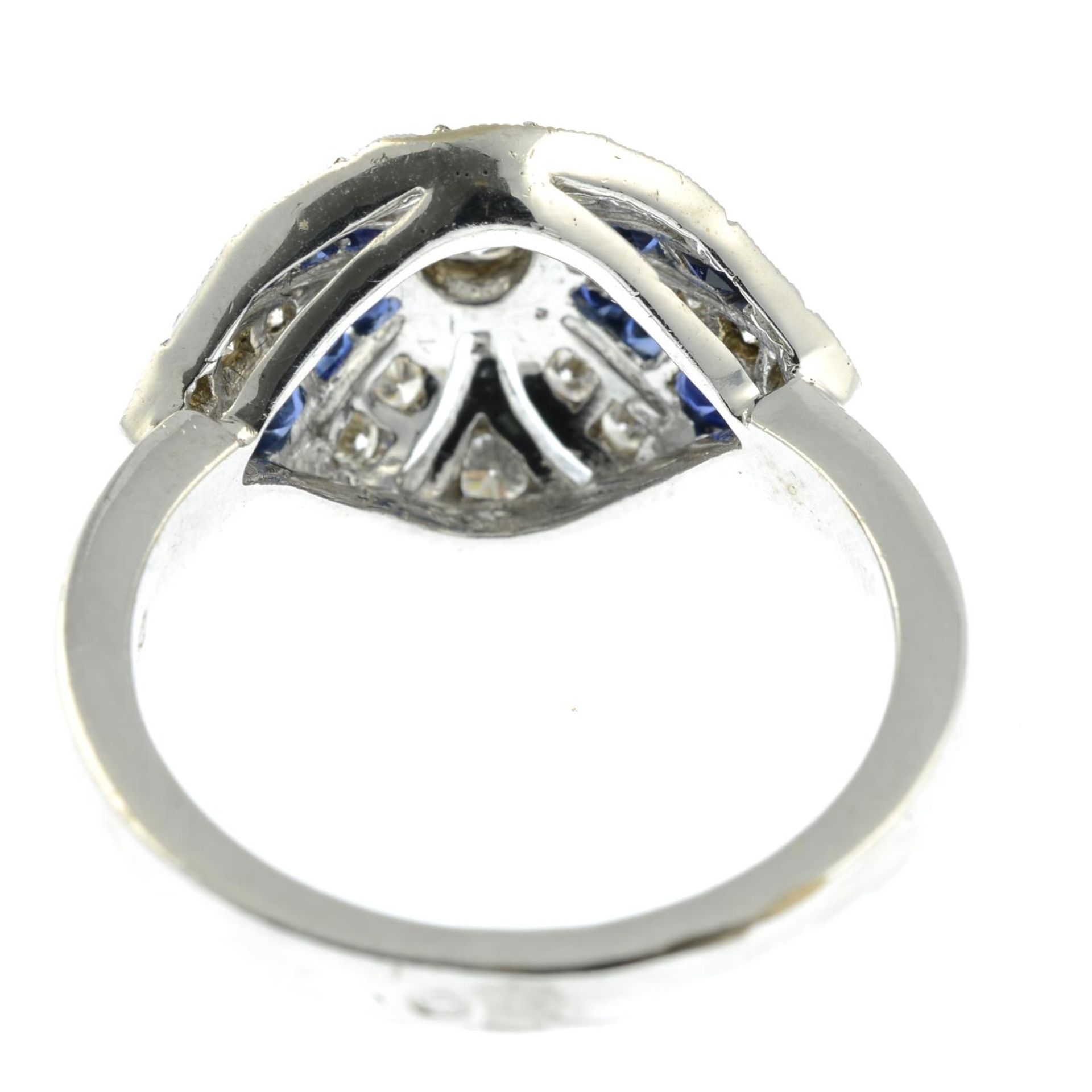 A brilliant-cut diamond and calibri-cut sapphire dress ring.Estimated total diamond weight - Bild 3 aus 4