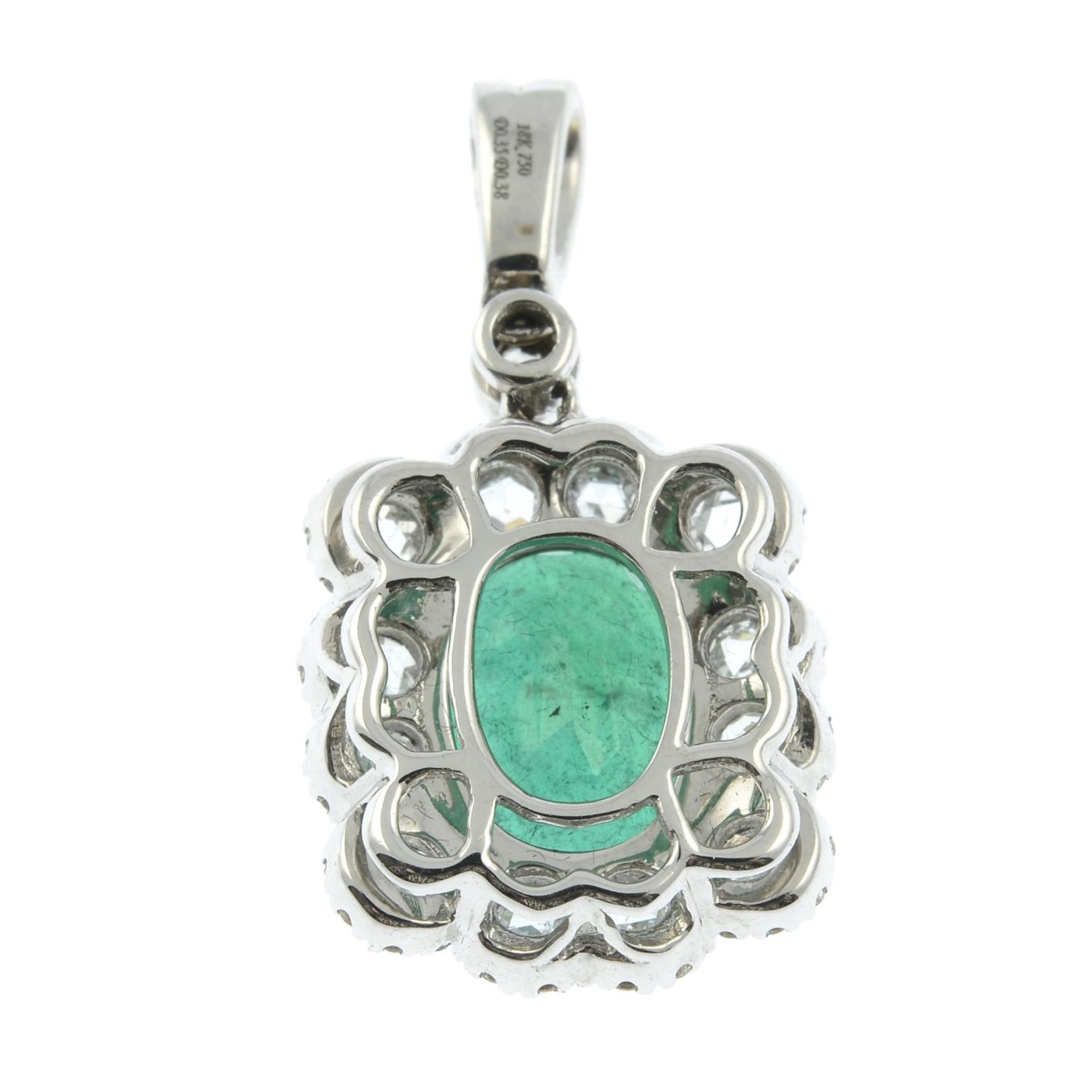 An emerald and vari-cut diamond cluster pendant.Emerald weight 2.53cts.Total diamond weight - Bild 2 aus 2