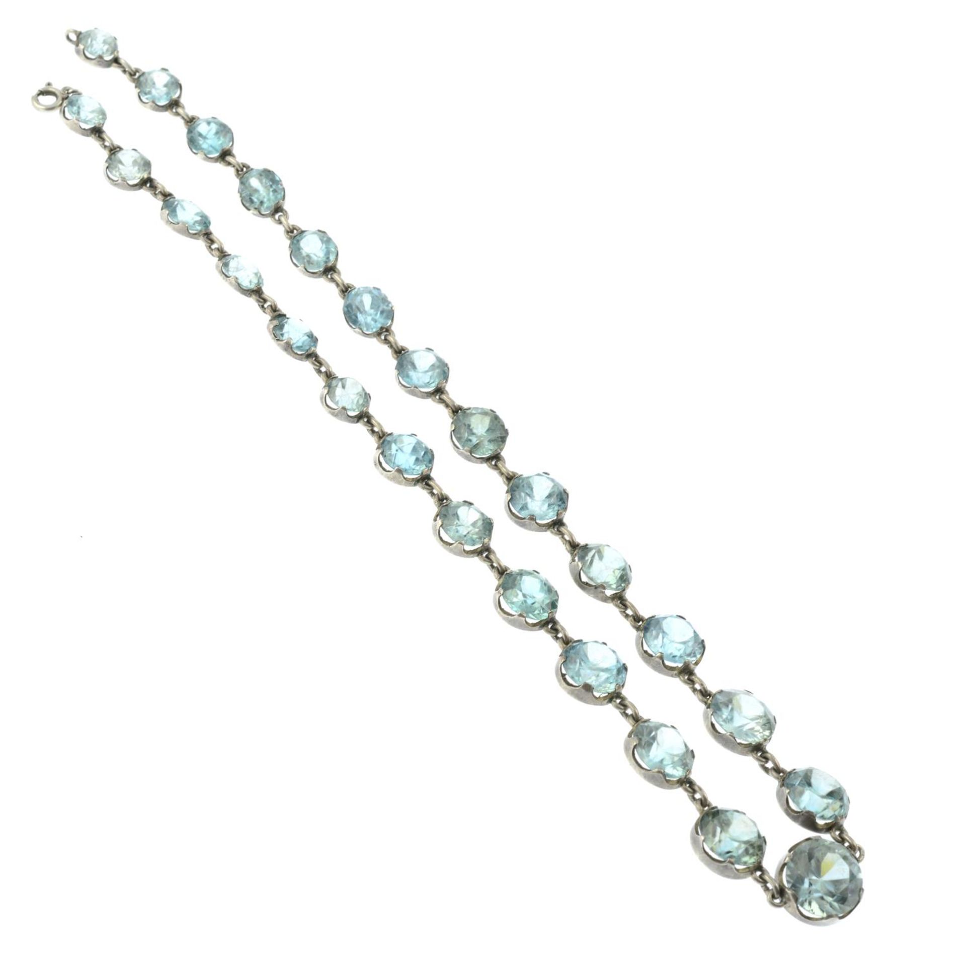 A mid 20th century silver graduated blue zircon riviere necklace.Principal zircon calculated weight - Bild 2 aus 3