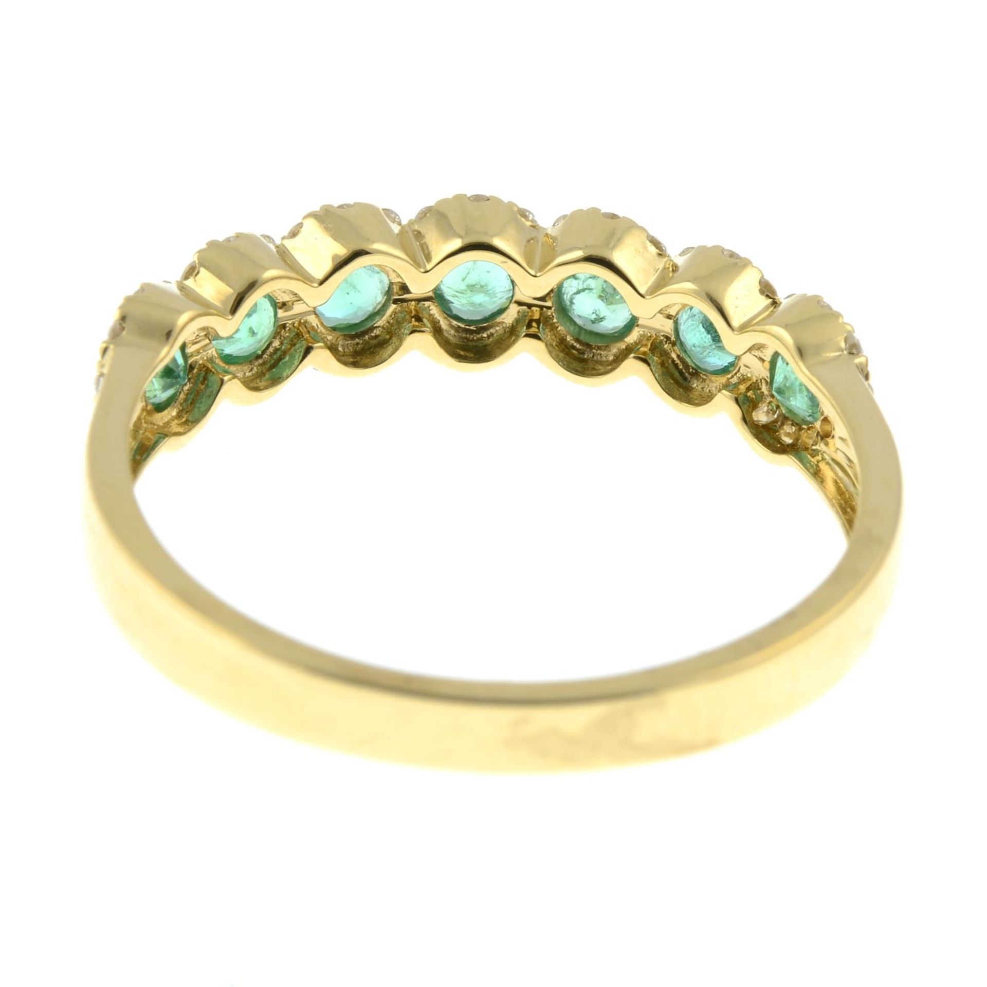 An 18ct gold emerald and brilliant-cut diamond half eternity ring.Total diamond weight - Bild 3 aus 4
