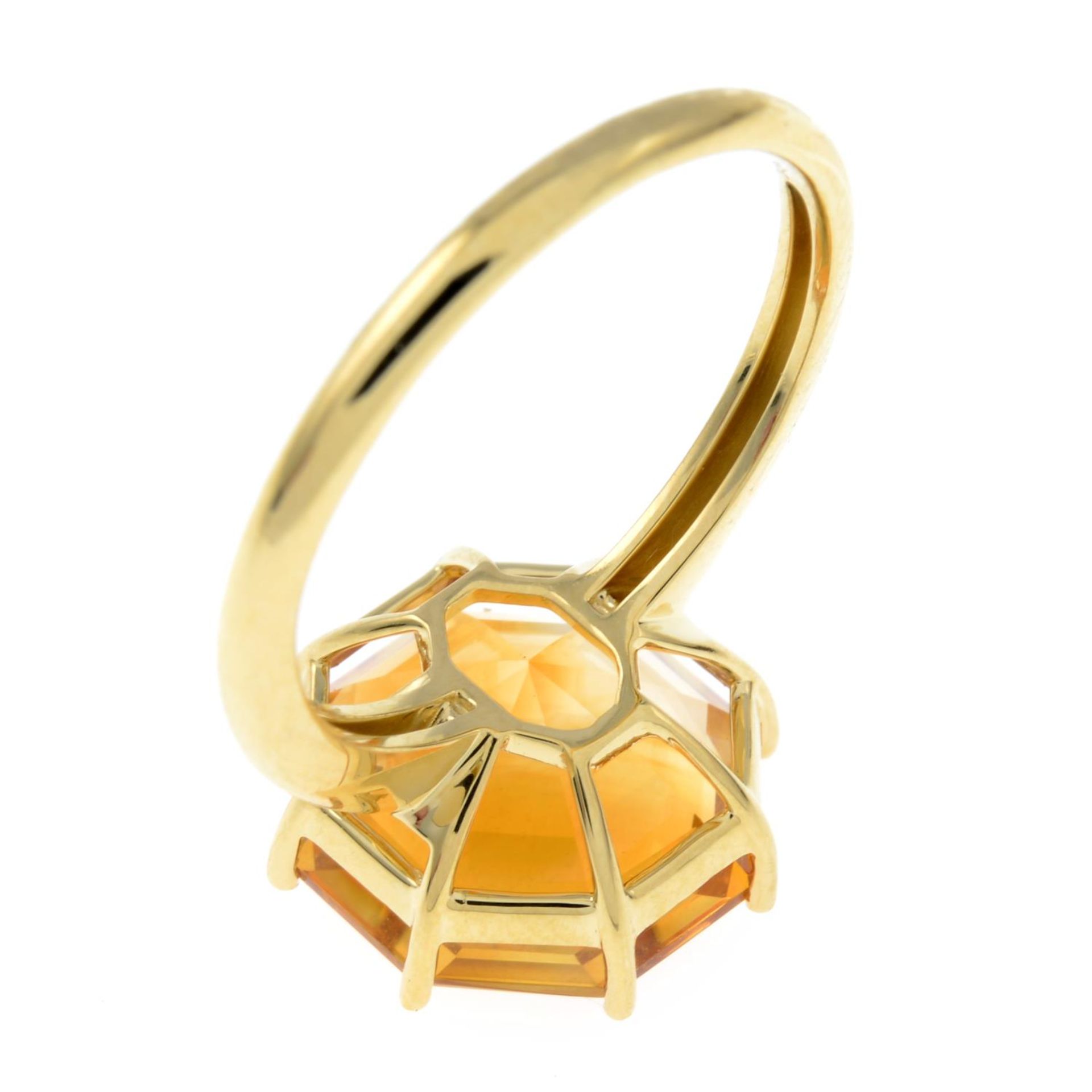A citrine single-stone ring.Citrine weight 5.31cts.Stamped 750.Ring size M1/2. - Bild 3 aus 3