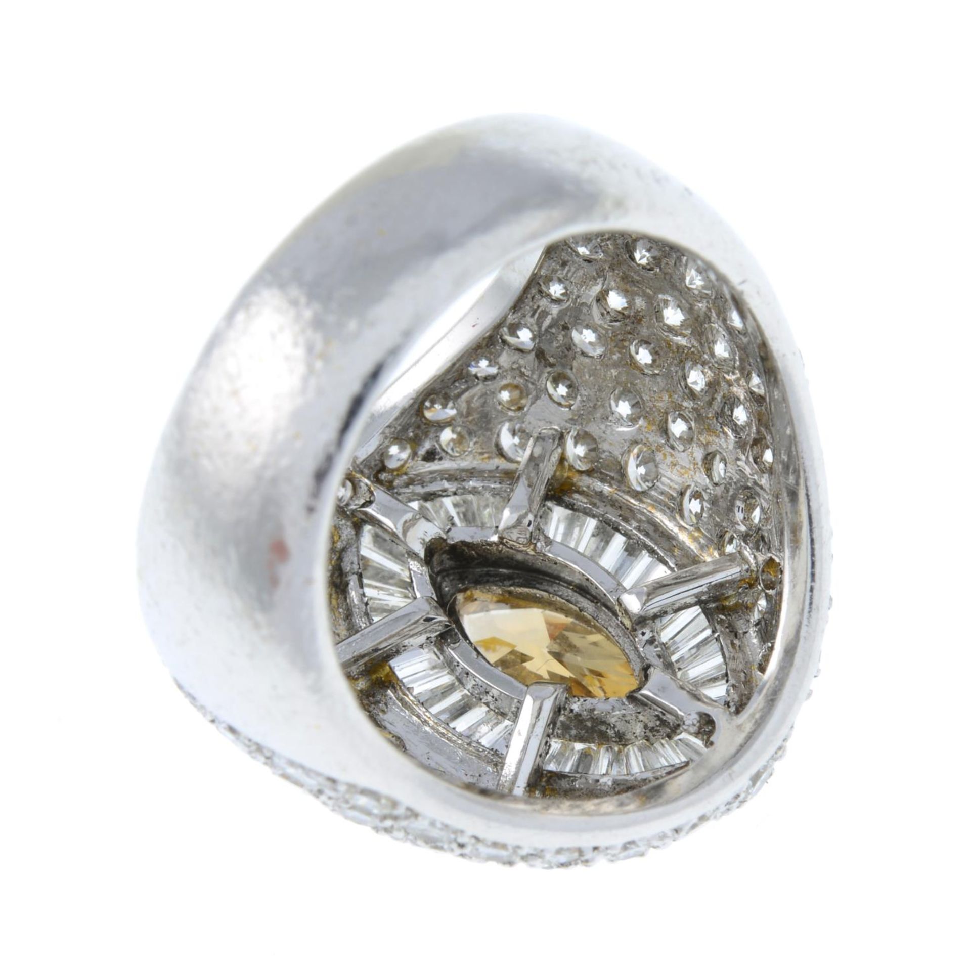 A marquise-shape coloured diamond and vari-cut diamond dress ring.Principal diamond estimated - Bild 3 aus 3