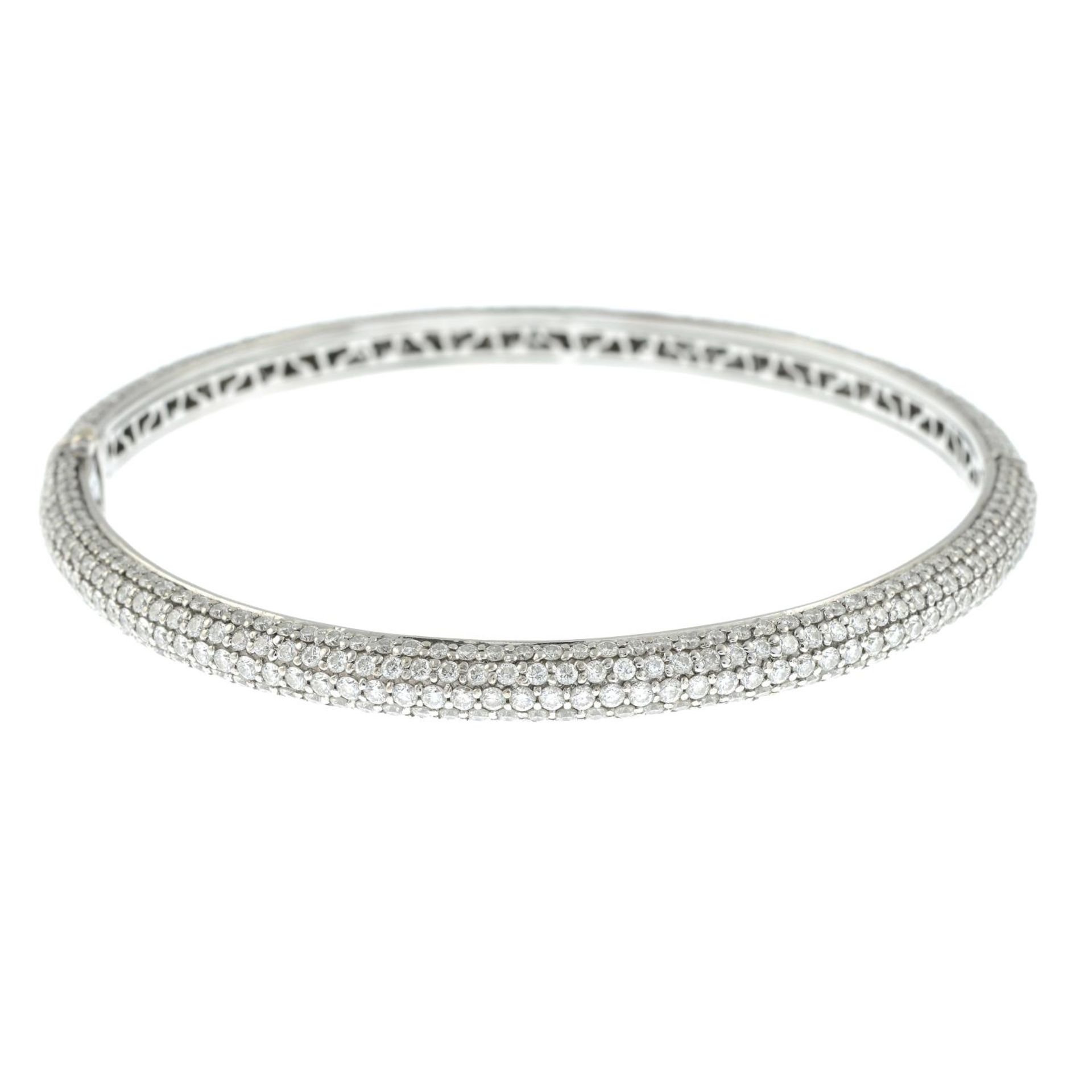 A brilliant-cut diamond hinged bangle.Estimated total diamond weight 4.50cts.Inner diameter 5.4cms.