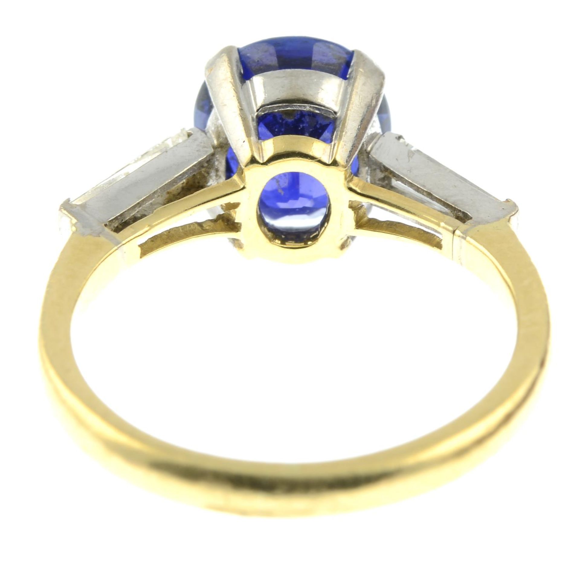 A sapphire and baguette-cut diamond three-stone ring.Sapphire calculated weight 2.09cts, - Bild 3 aus 4