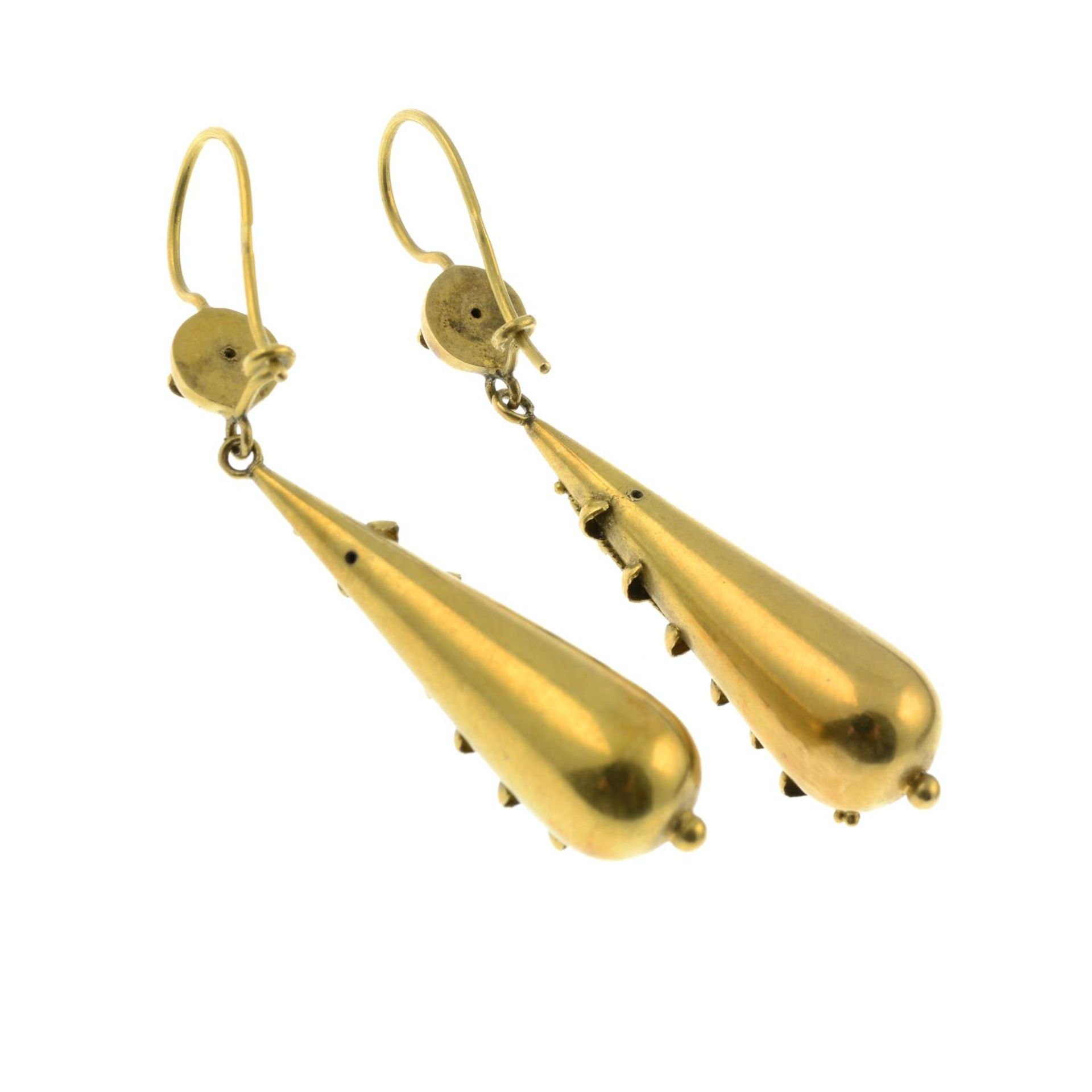 A pair of late 19th century 15ct gold drop earrings.Stamped 15ct.Length 5.1cms. - Bild 2 aus 2